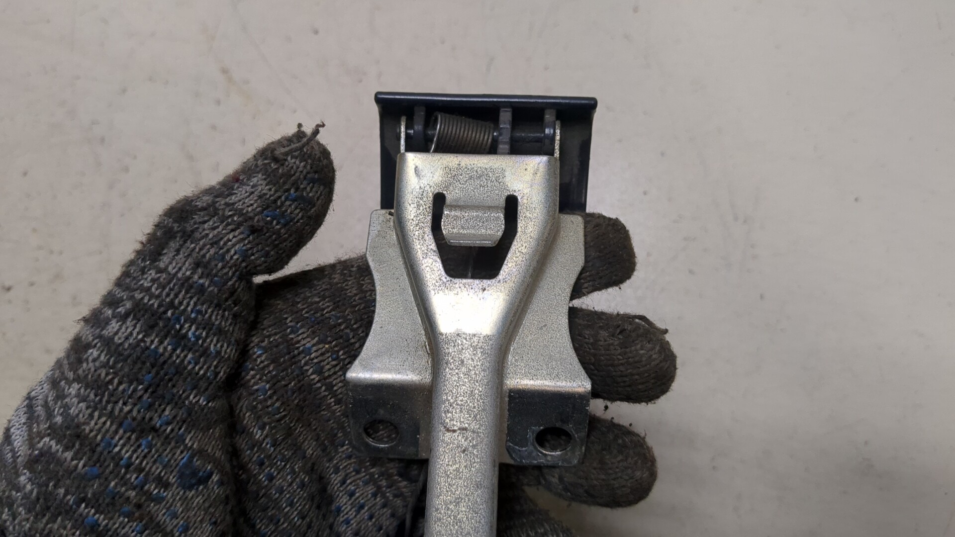 Трос открывания капота