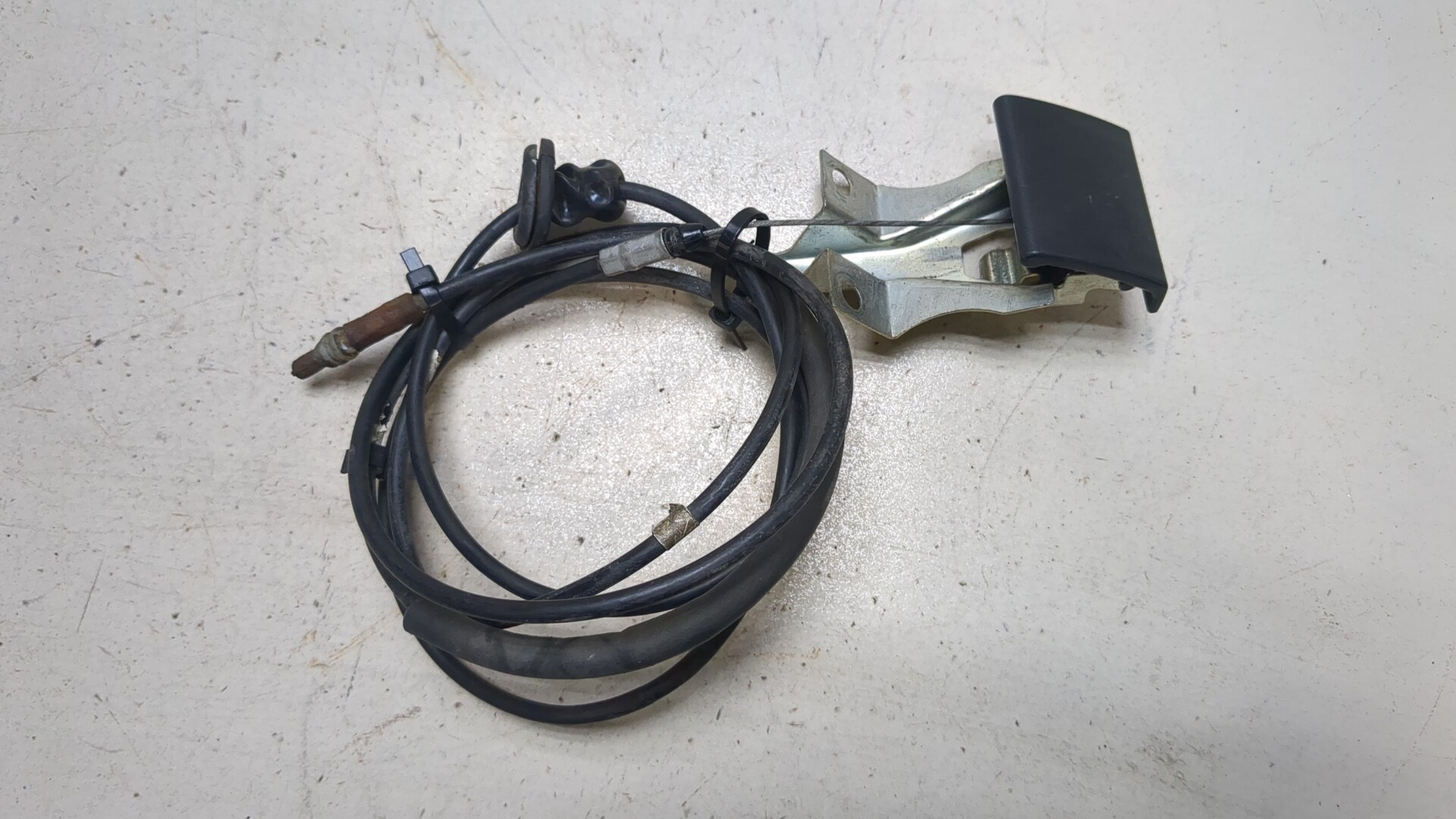 Трос открывания капота