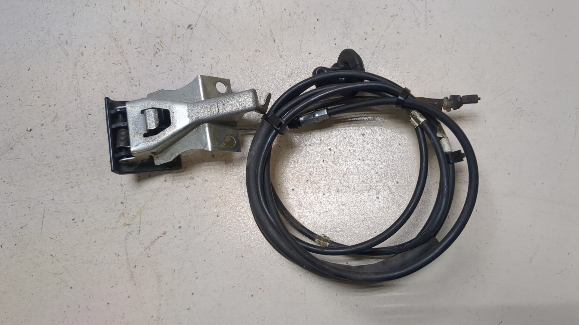 Трос открывания капота