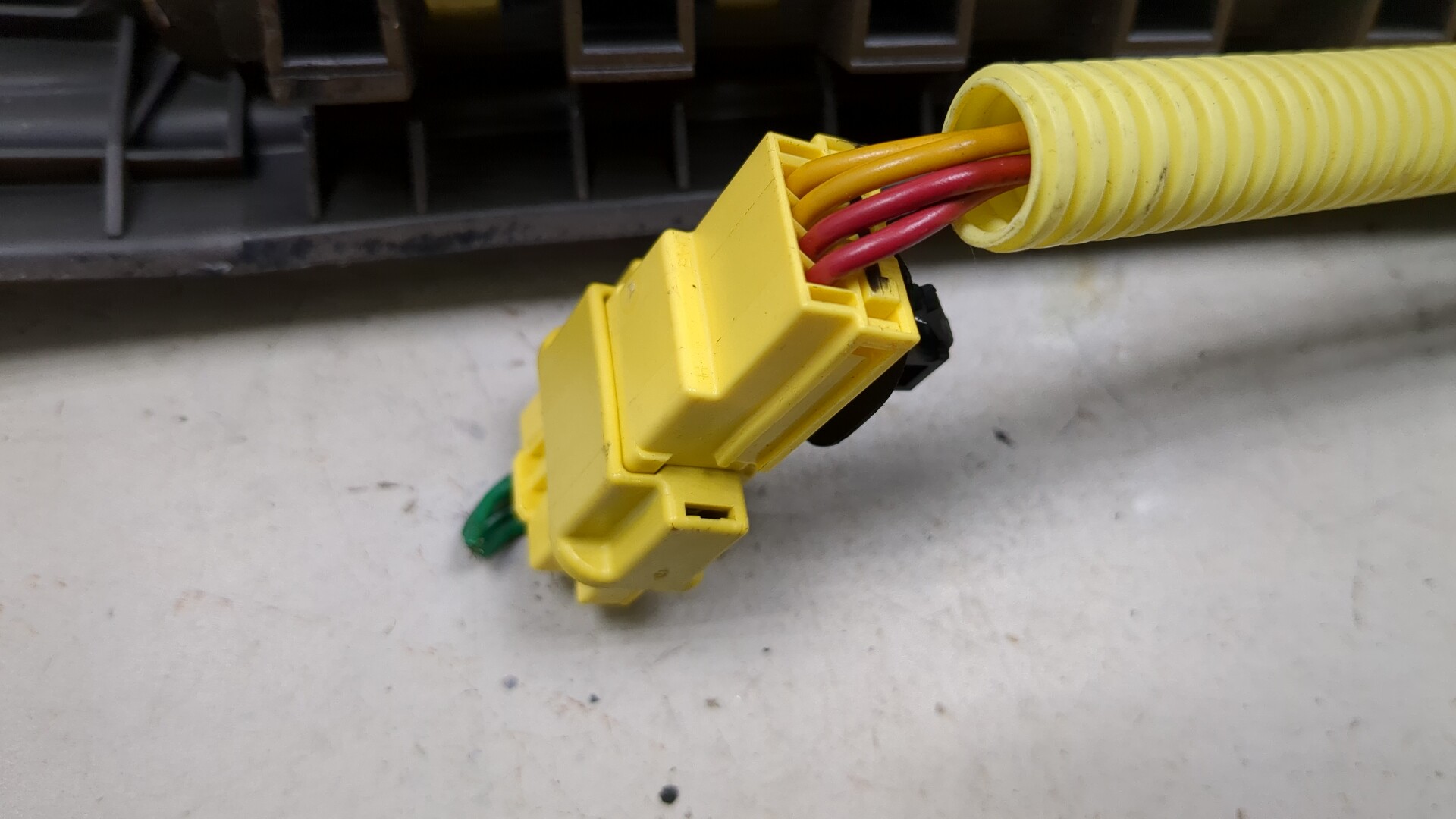 Подушка безопасности пассажирская (в торпедо)