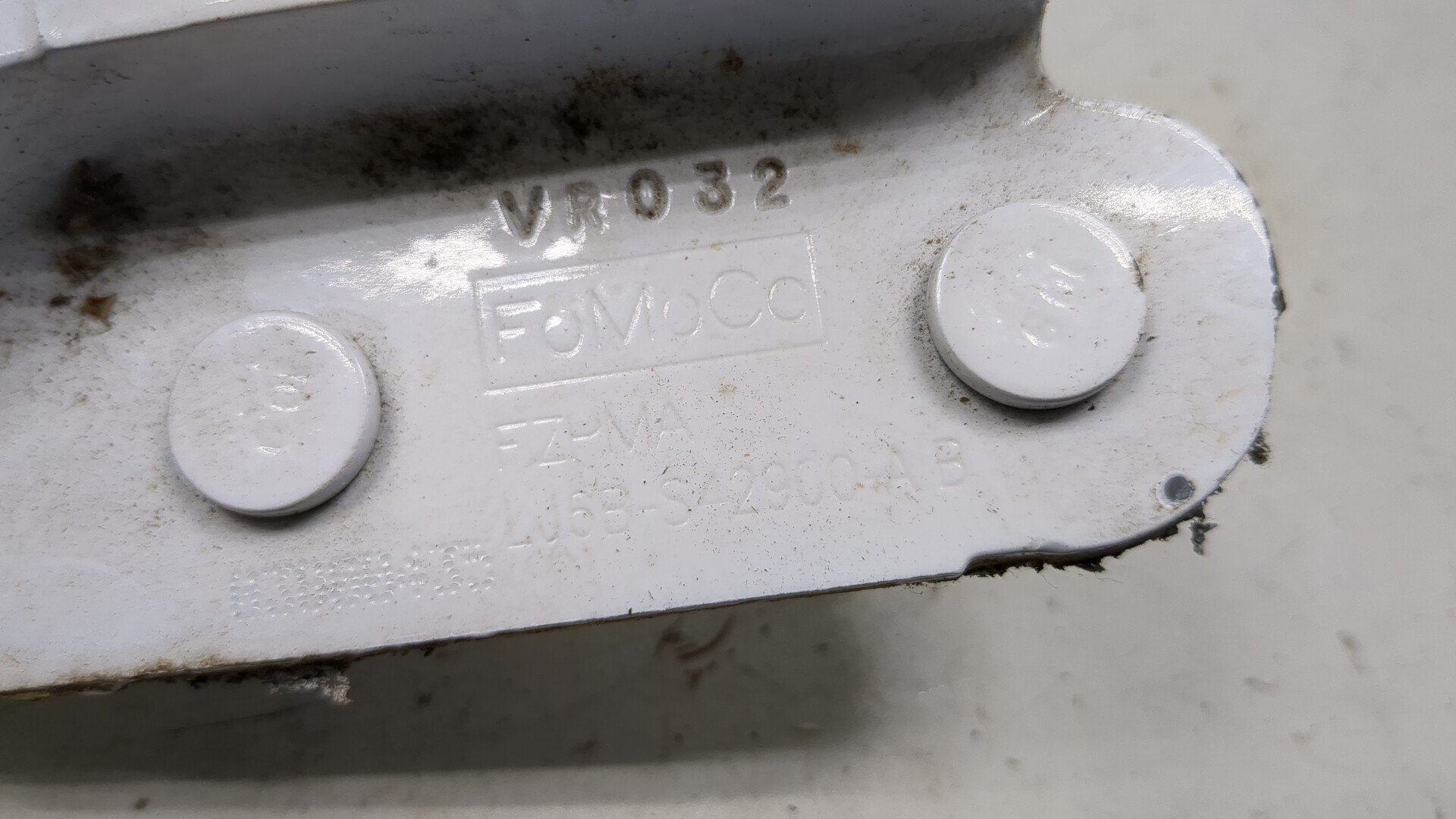 Петля крышки багажника