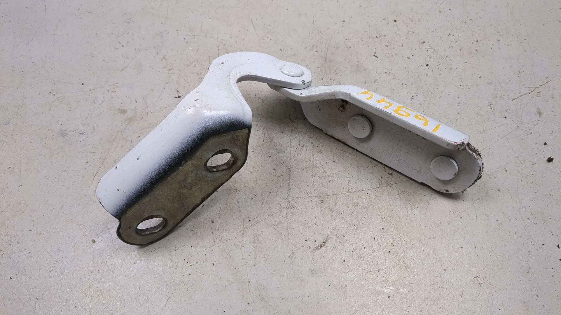 Петля крышки багажника