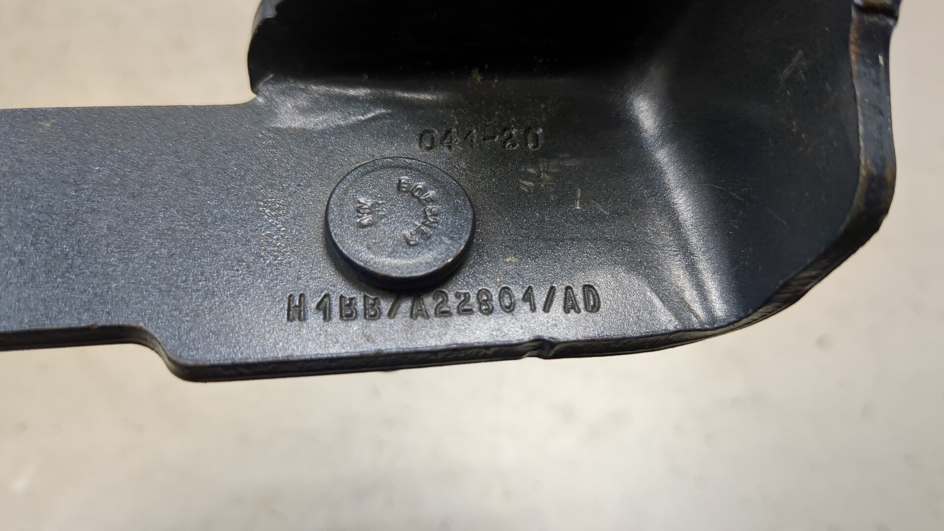 Петля двери