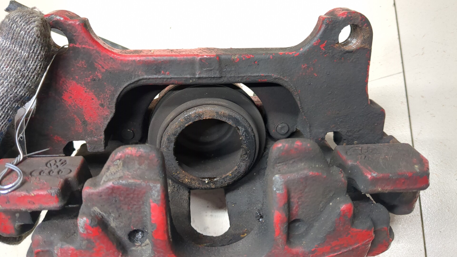 Суппорт передний левый