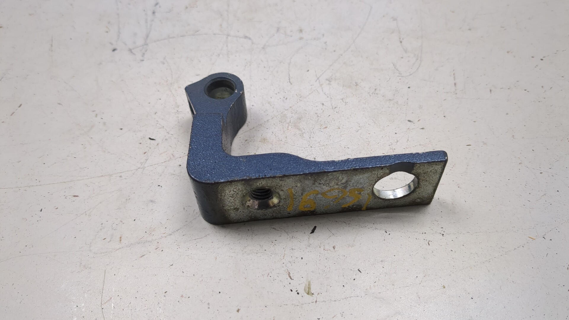 Петля двери