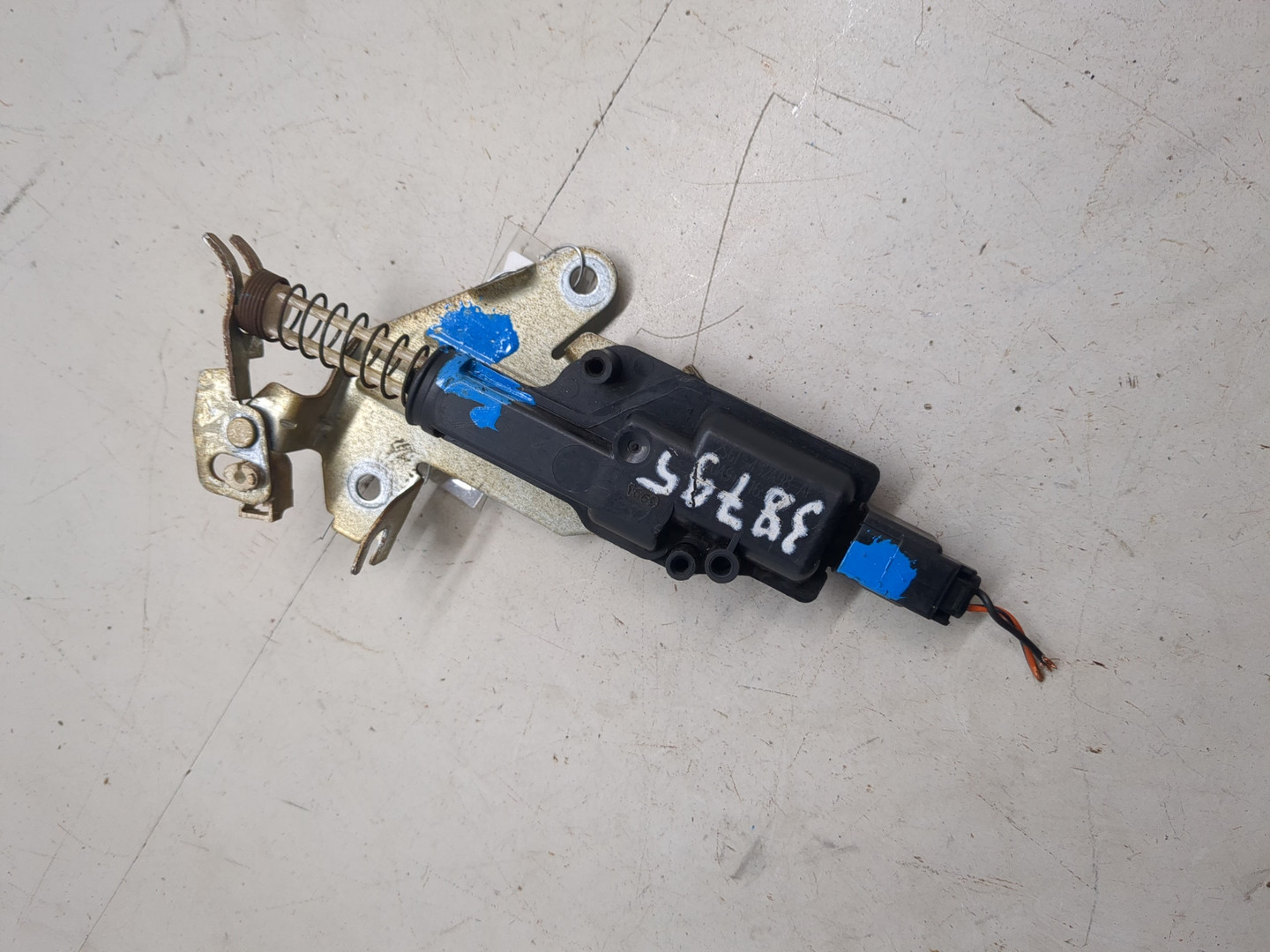 Активатор замка крышки бензобака