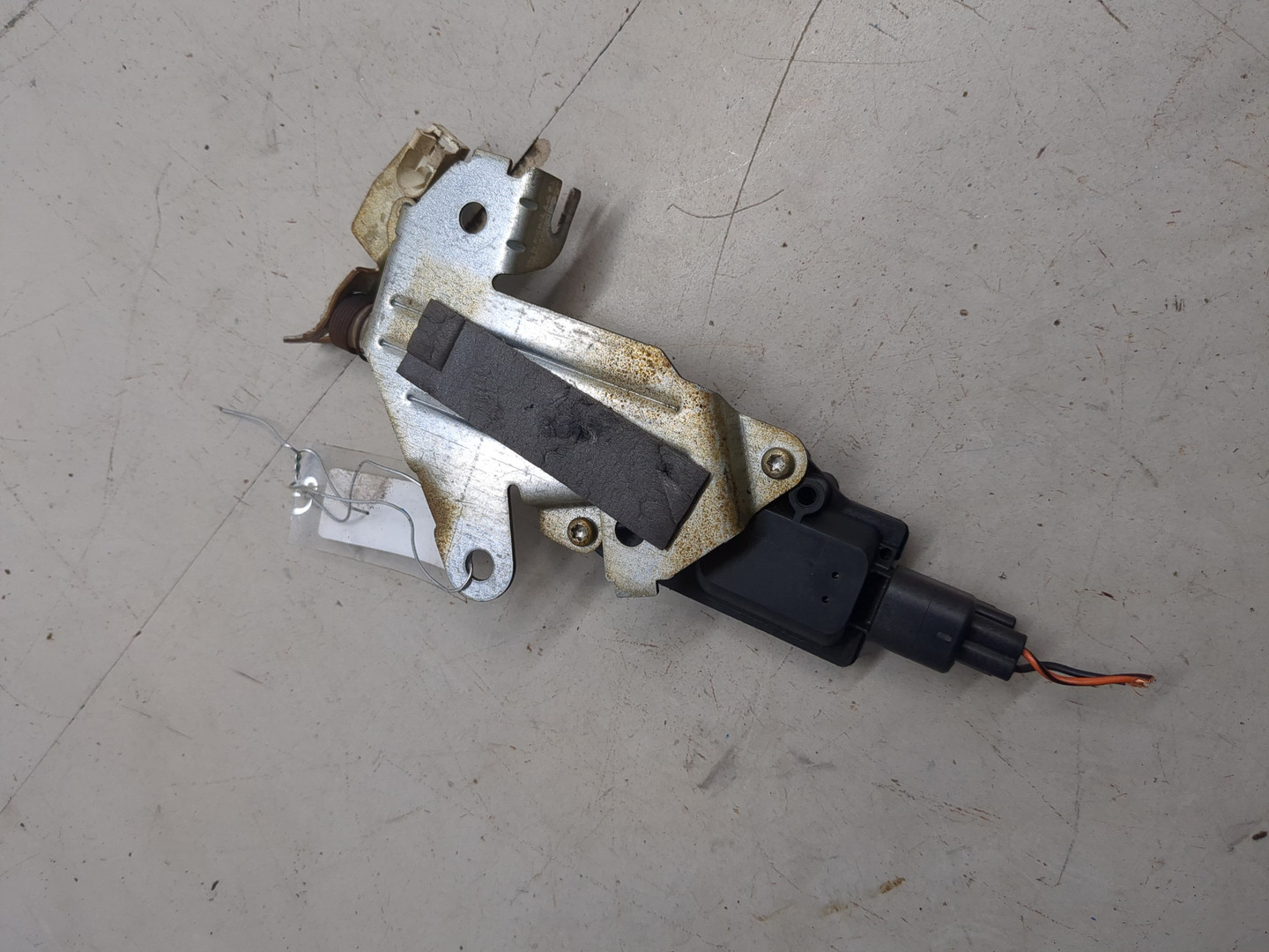 Активатор замка крышки бензобака