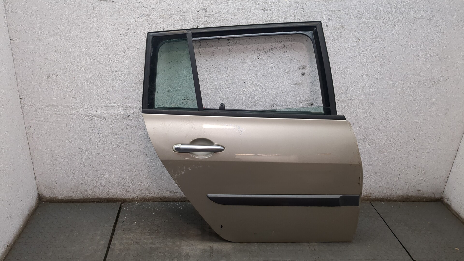 Дверь задняя правая