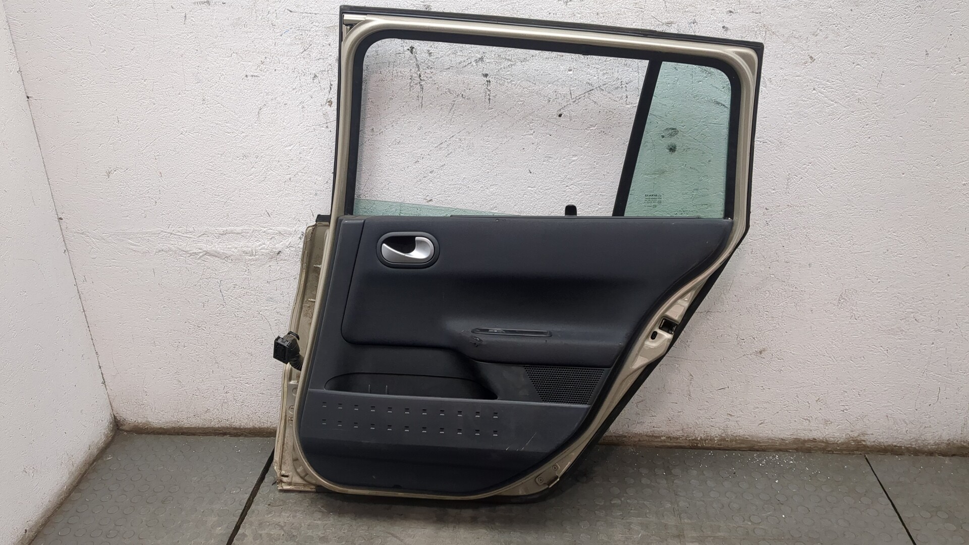 Дверь задняя правая