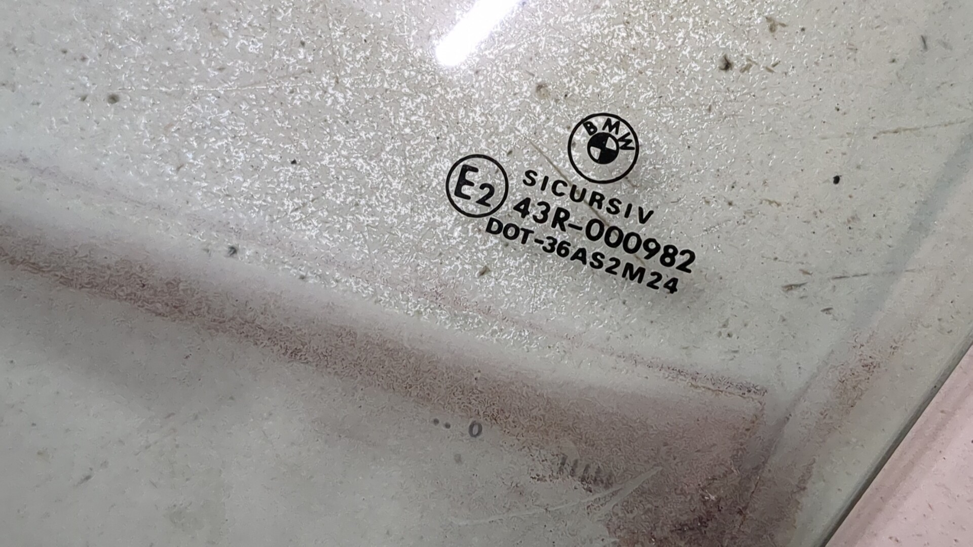 Стекло двери передней левой