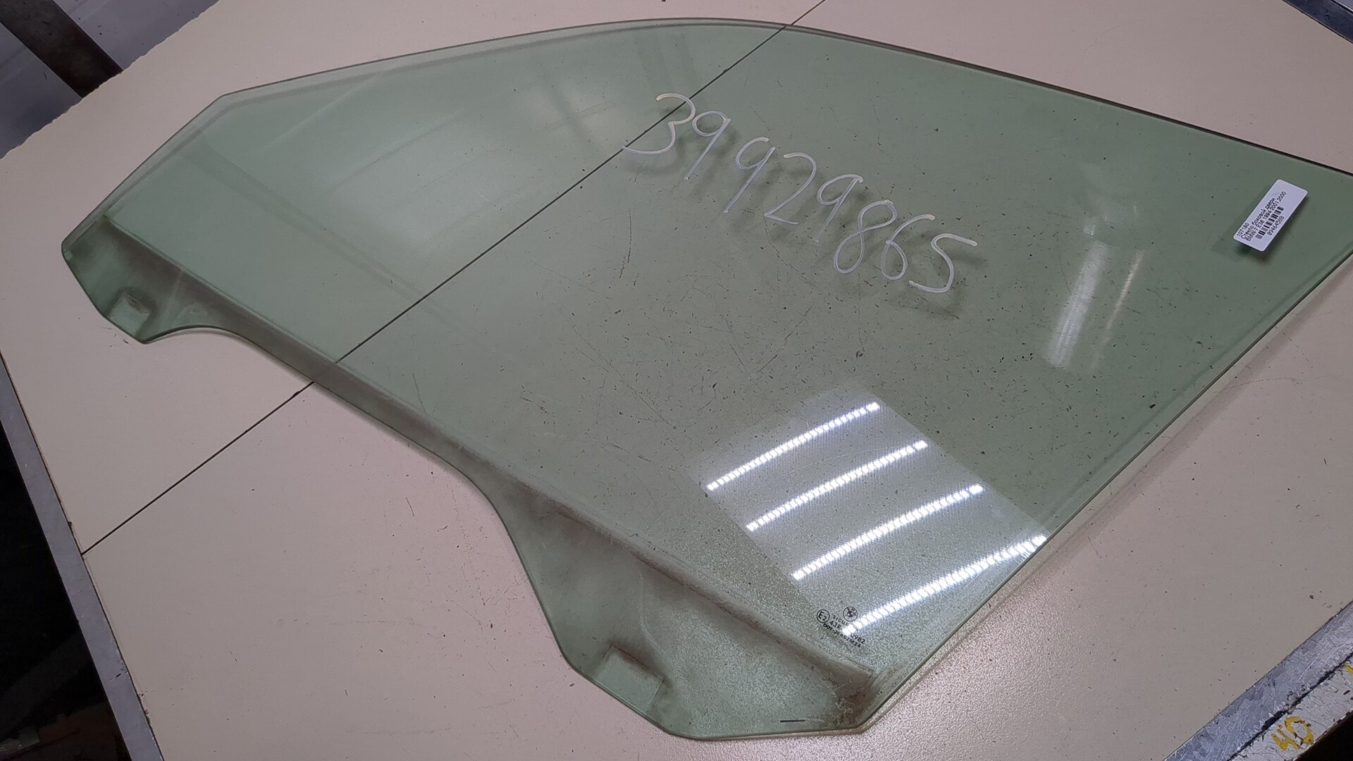 Стекло двери передней левой