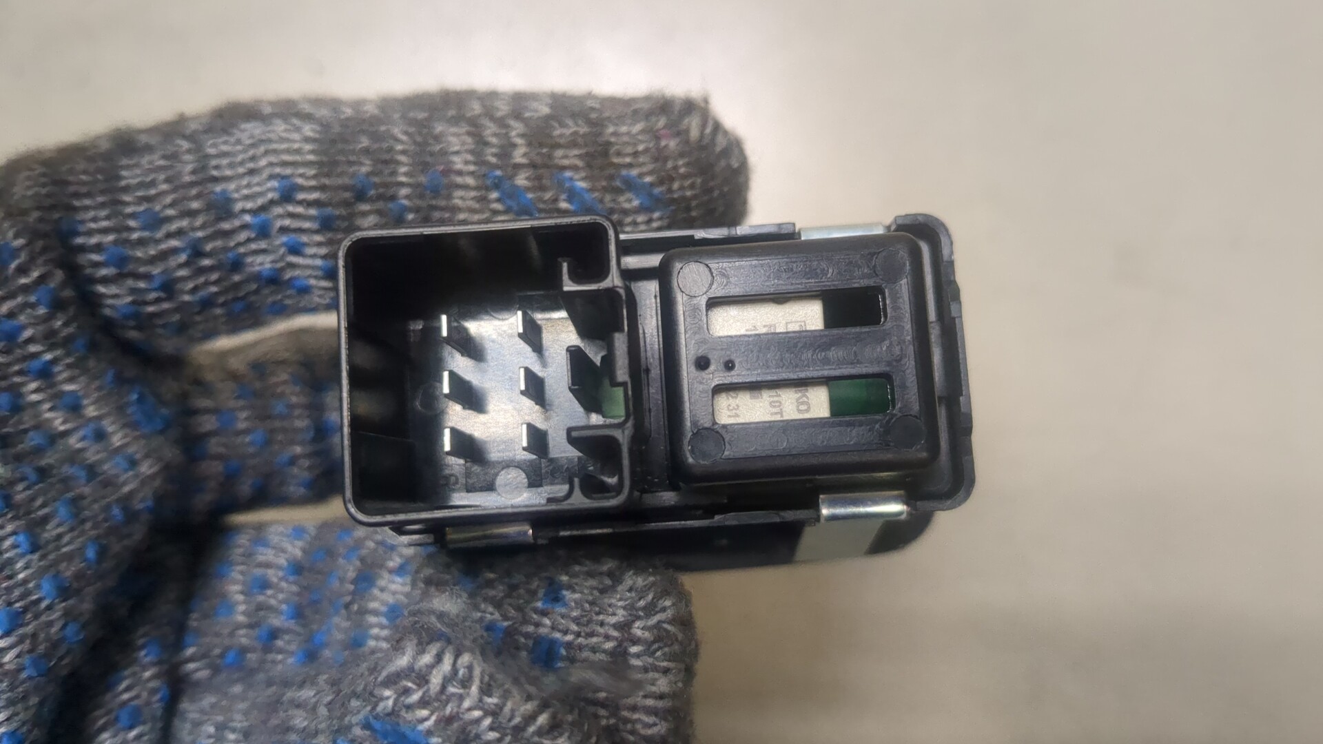 Кнопка стеклоподъемника