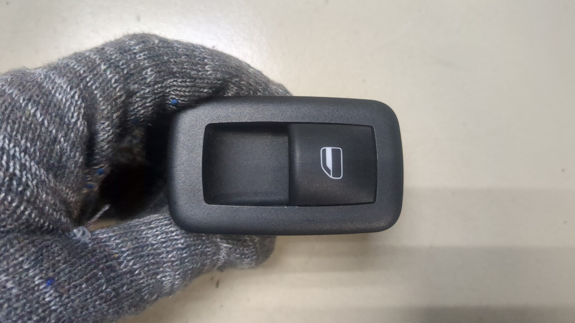 Кнопка стеклоподъемника