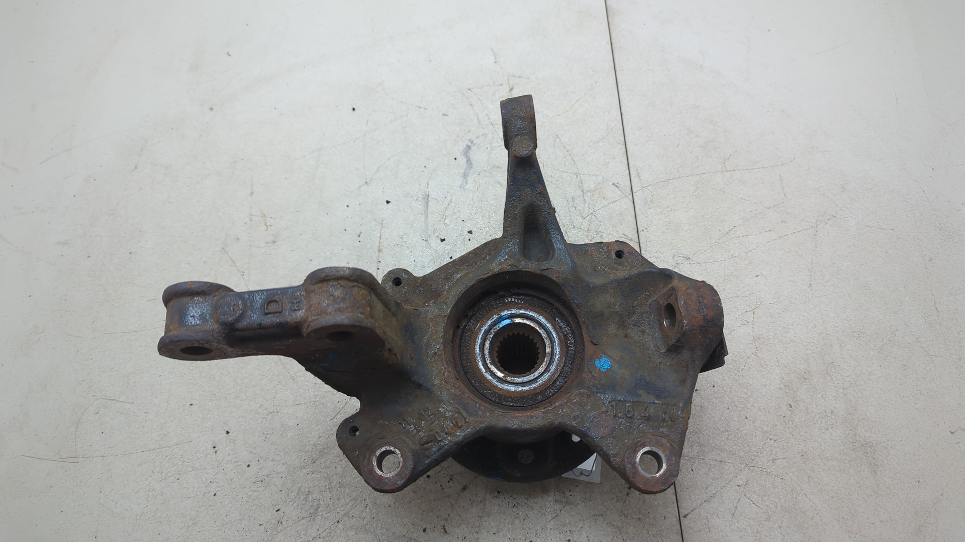 Кулак поворотный передний правый