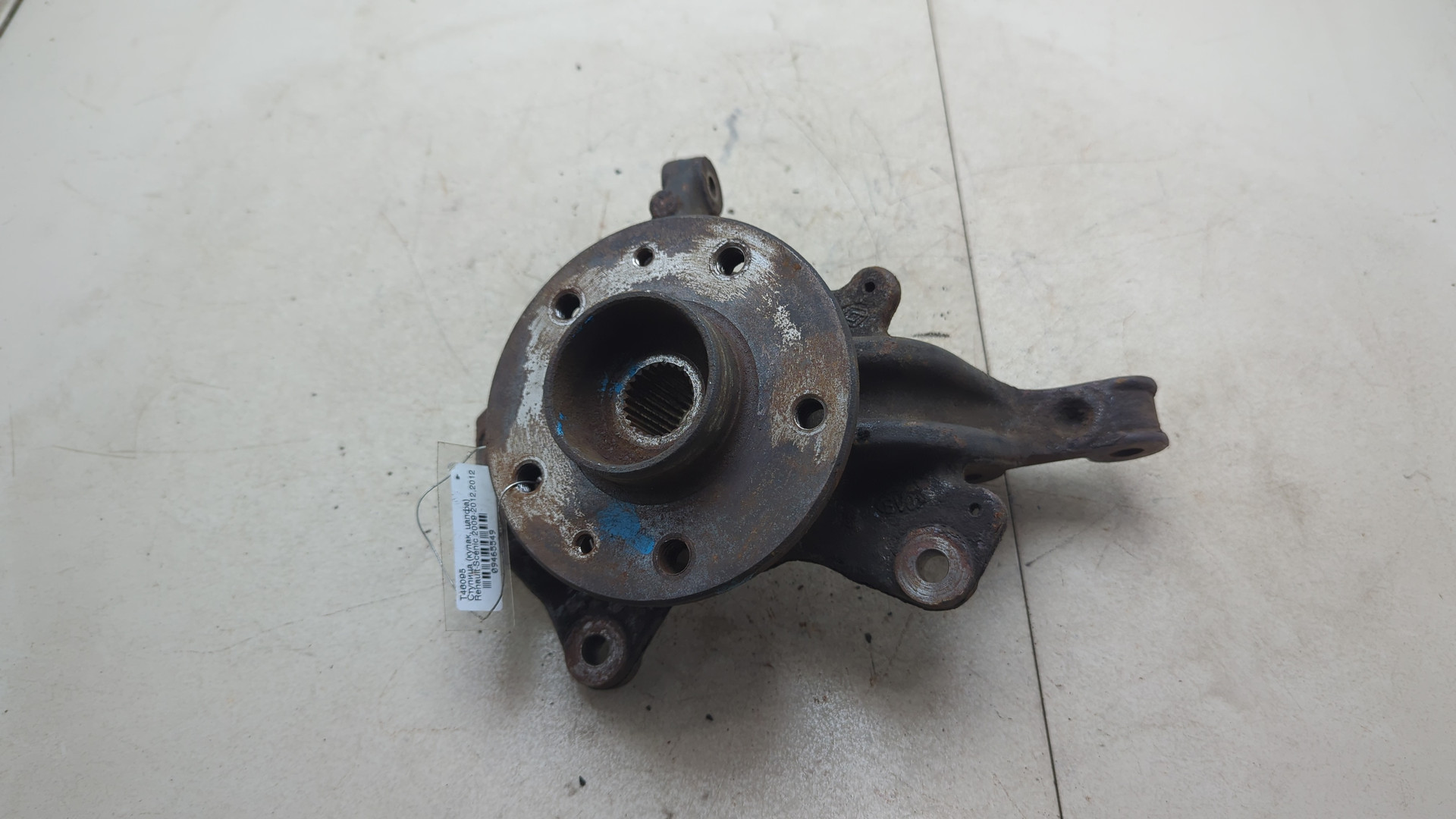 Кулак поворотный передний правый