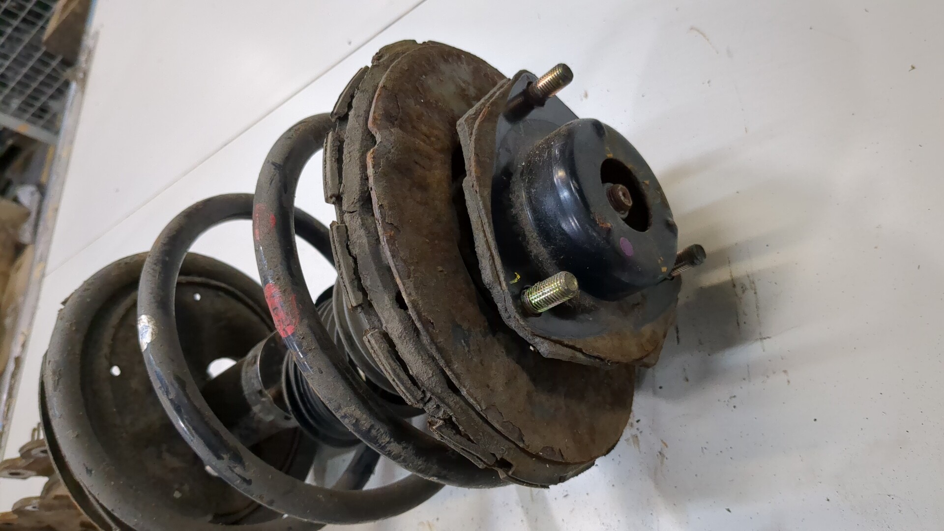 Амортизатор передний правый