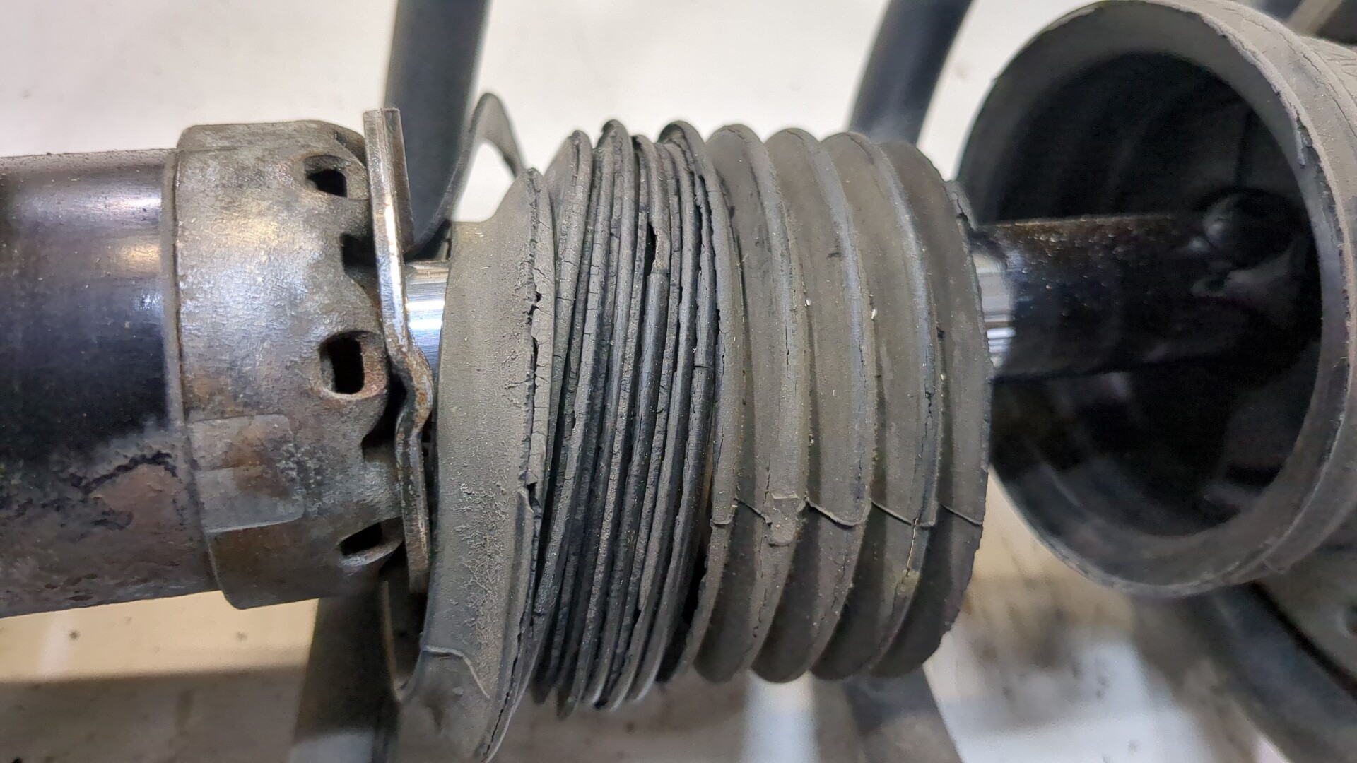 Амортизатор передний правый