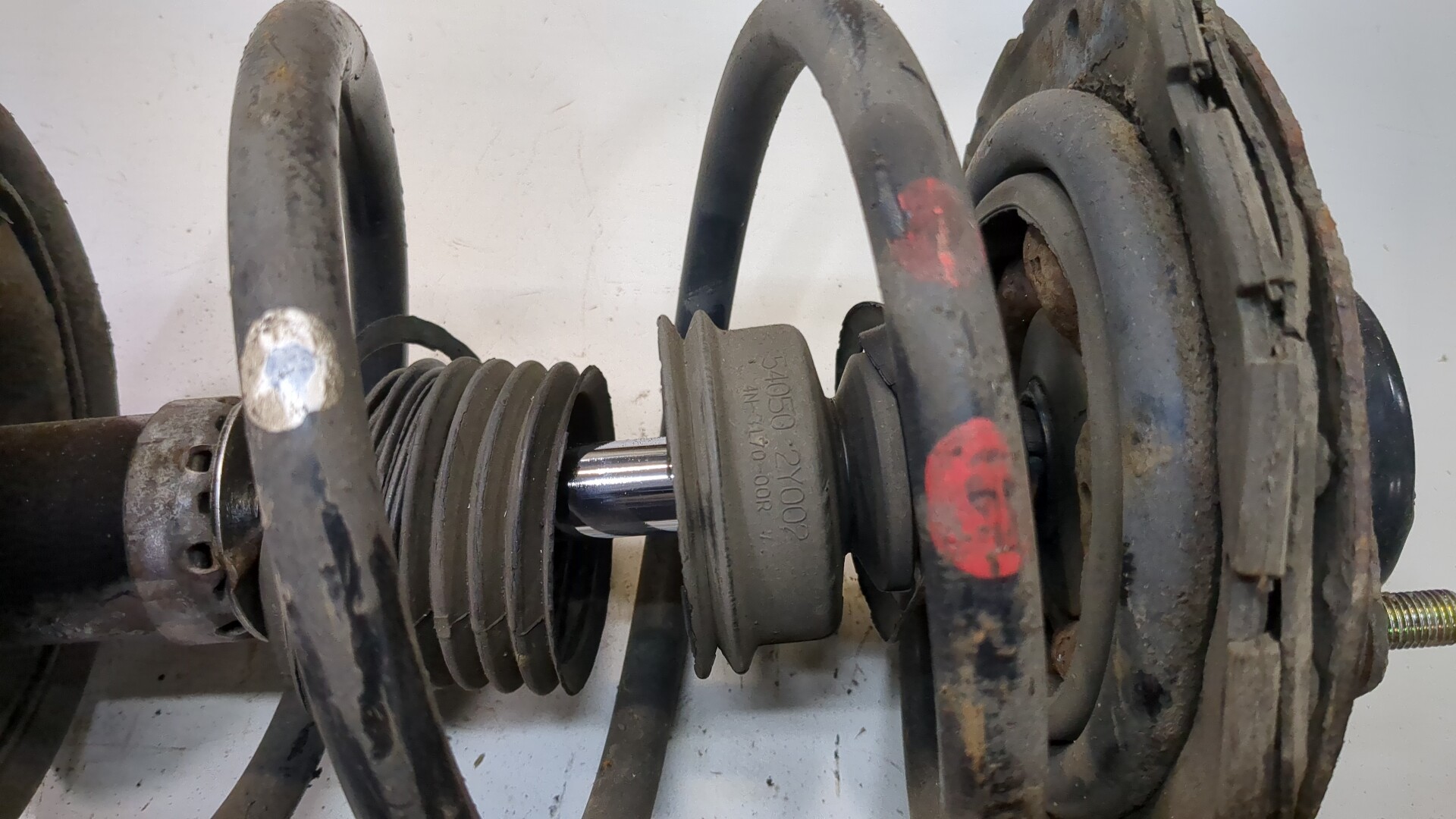 Амортизатор передний правый