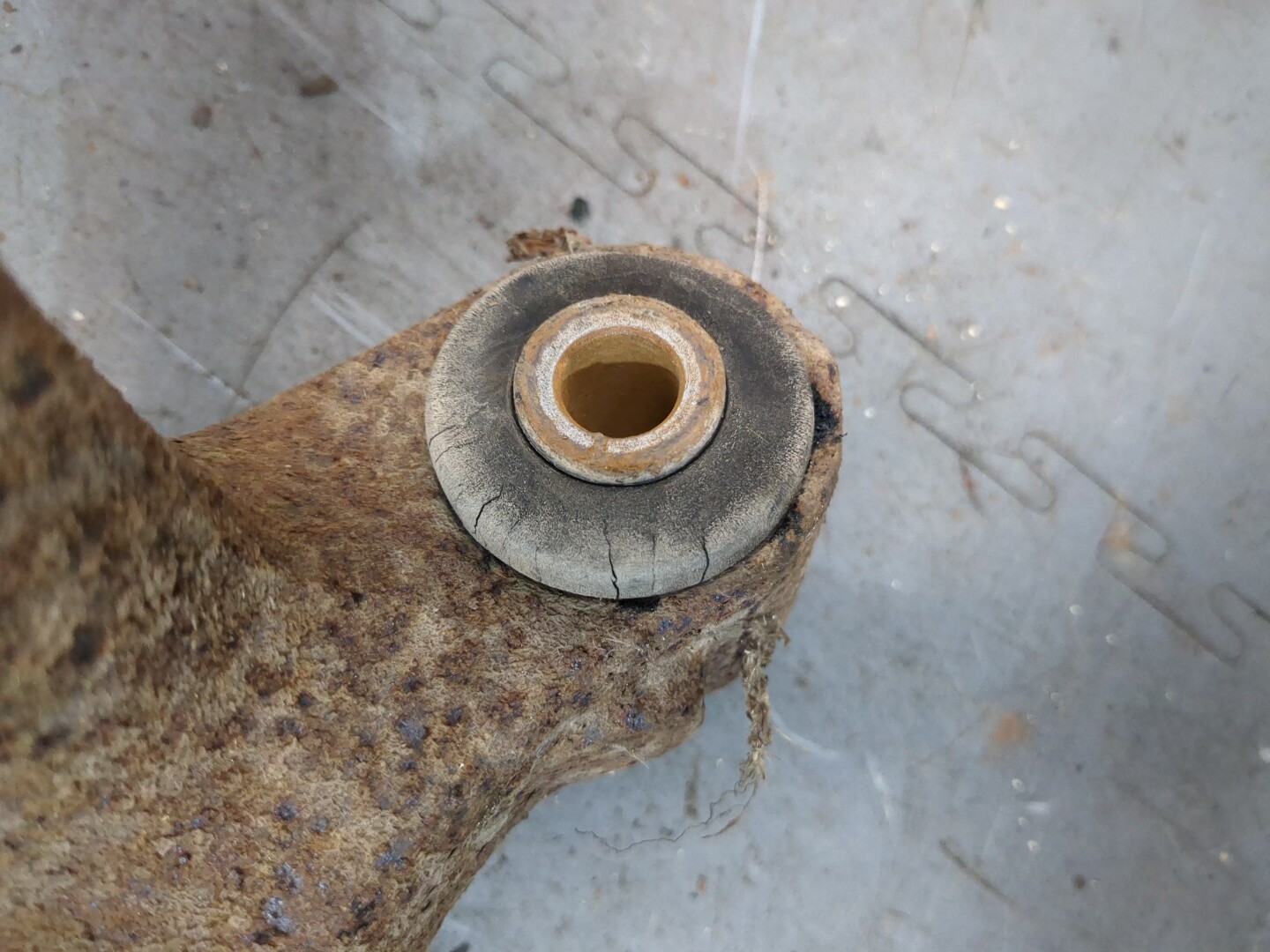 Рычаг передний левый