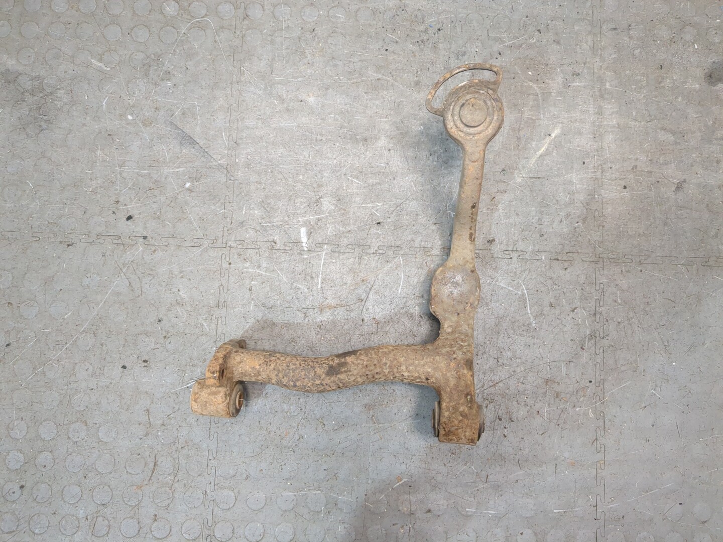 Рычаг передний левый