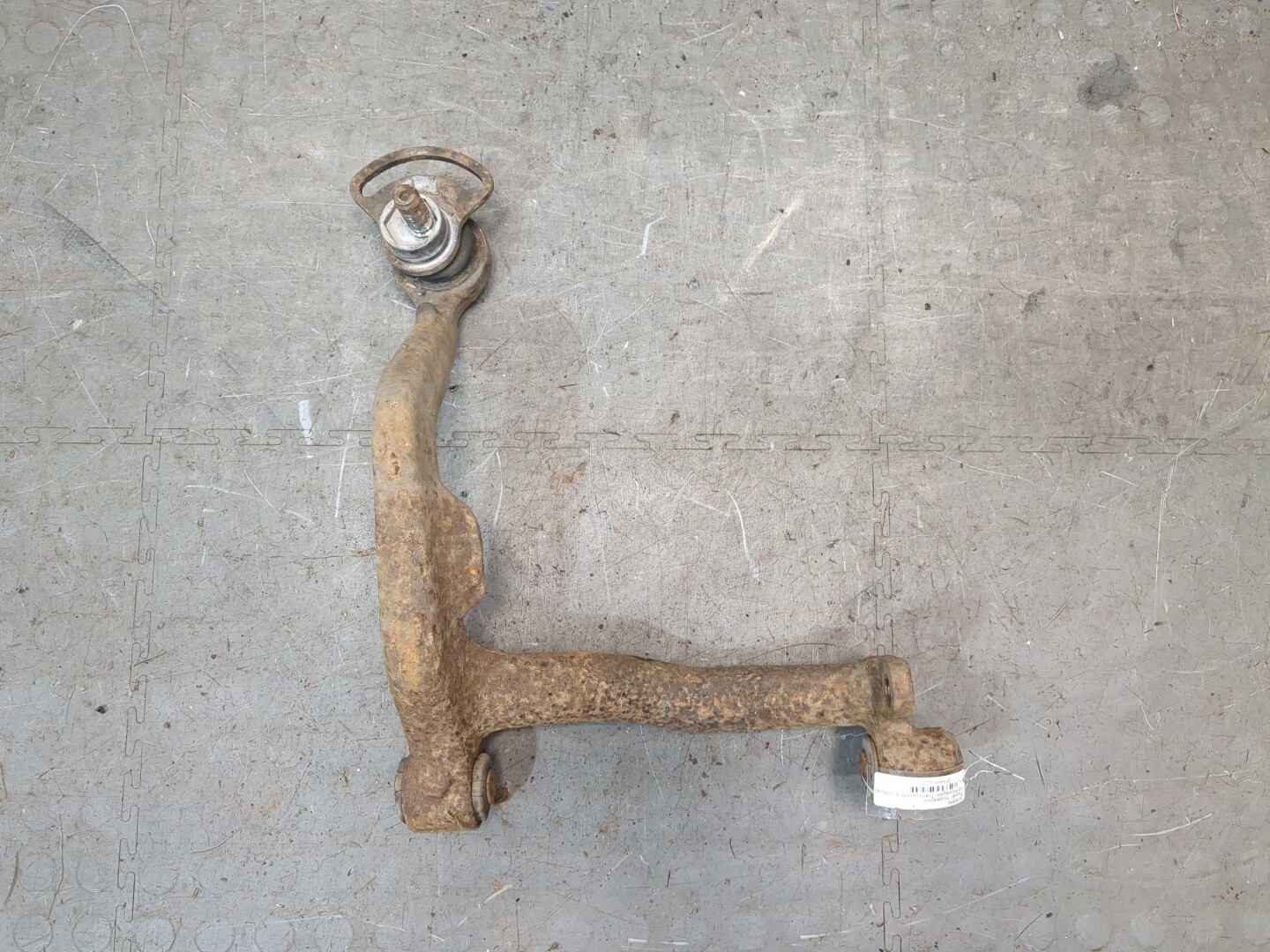 Рычаг передний левый