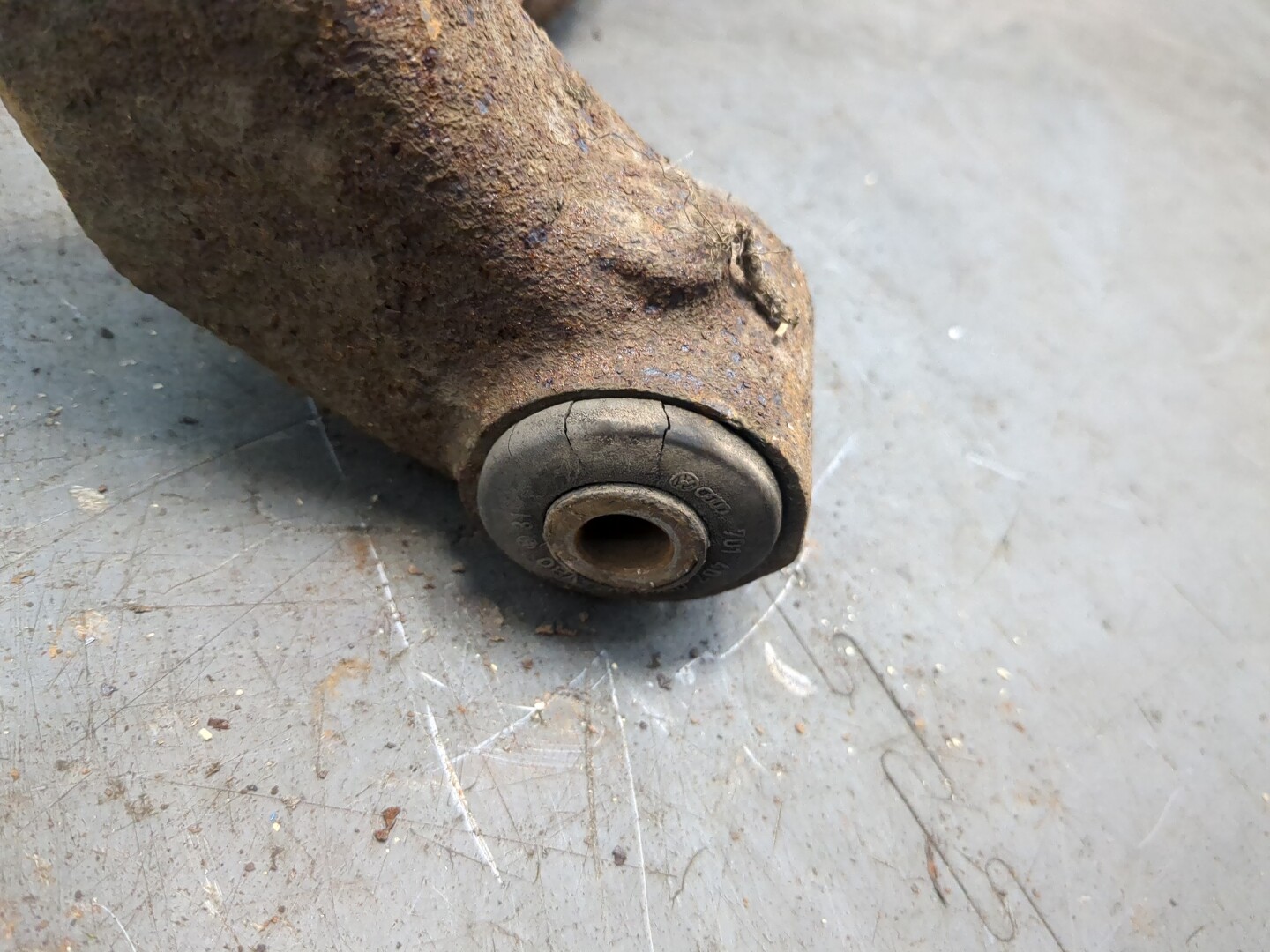 Рычаг передний левый