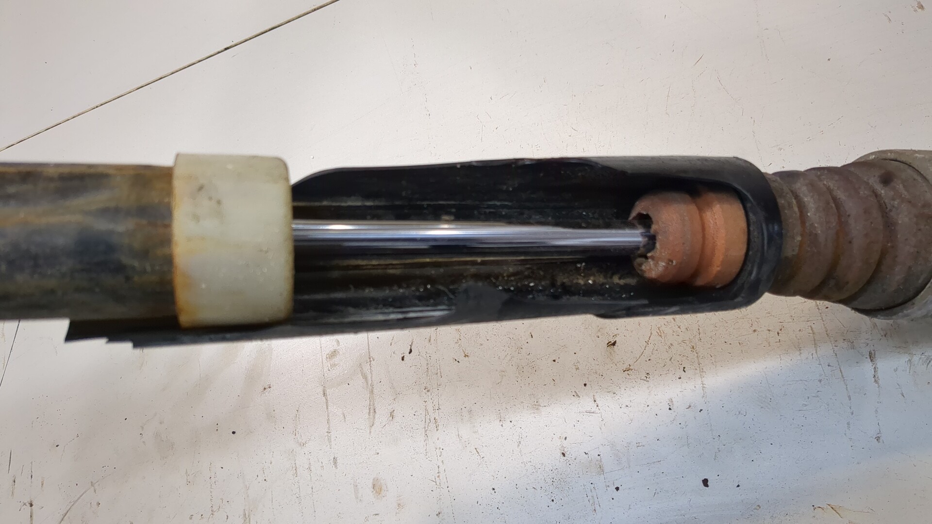 Амортизатор задний (стойка)