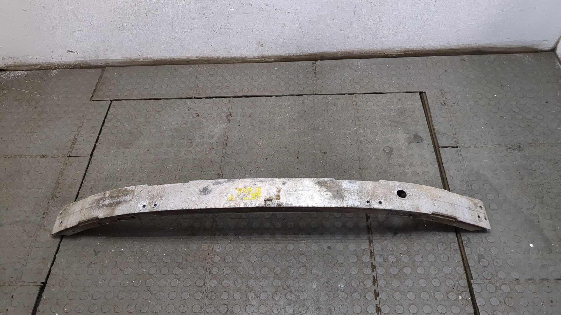 Усилитель переднего бампера