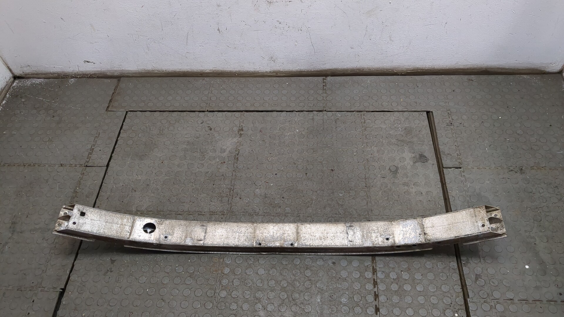 Усилитель переднего бампера