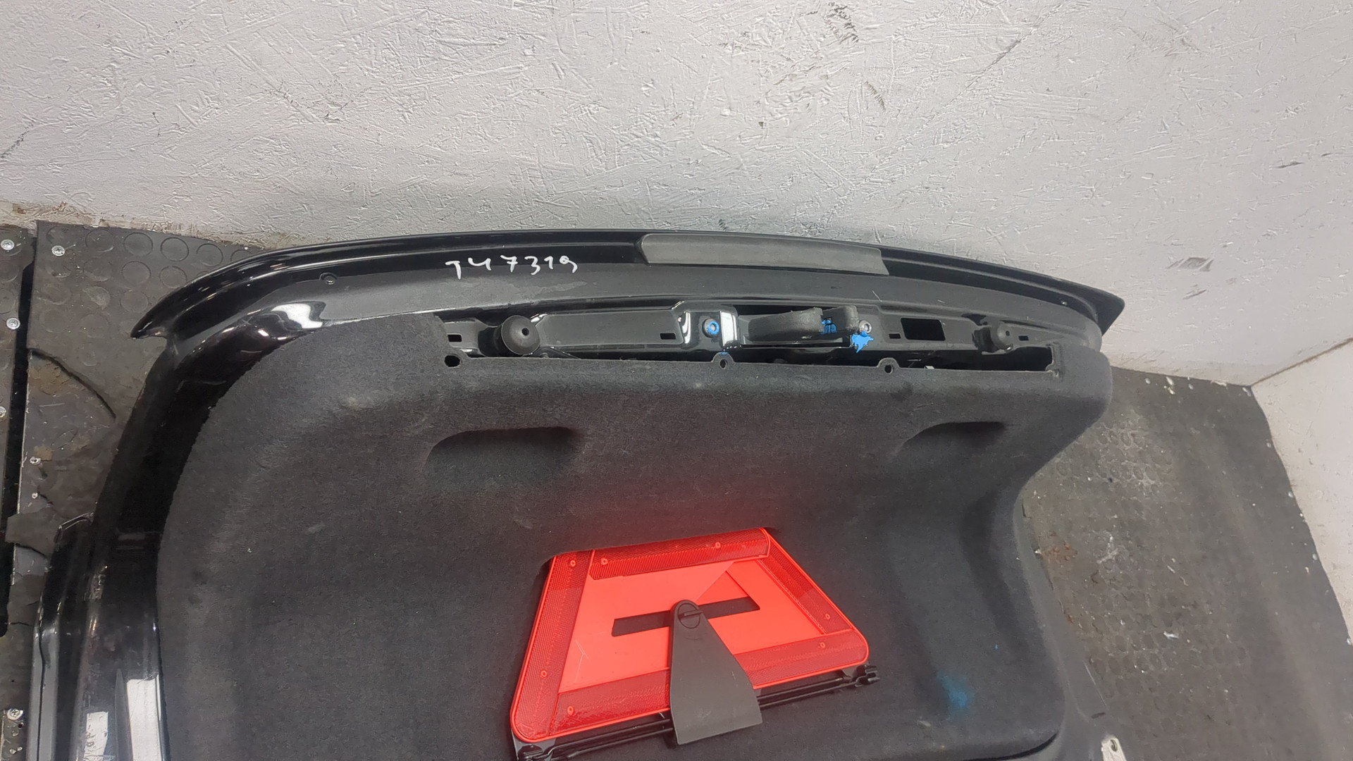 Дверь багажника