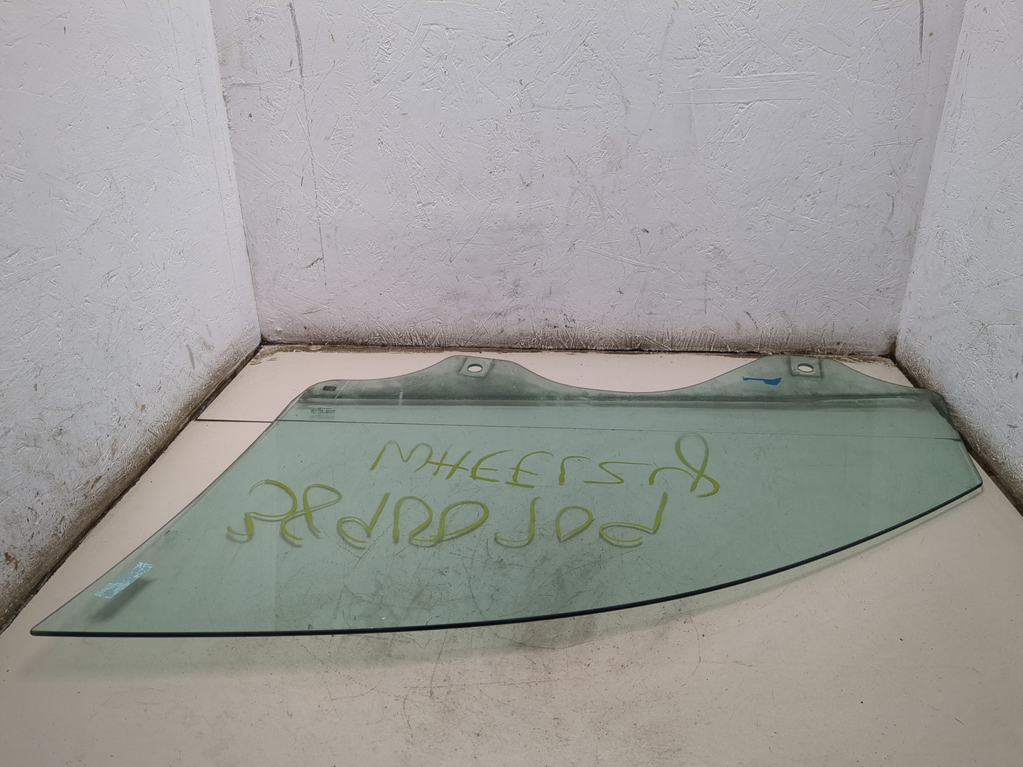 Стекло двери передней правой