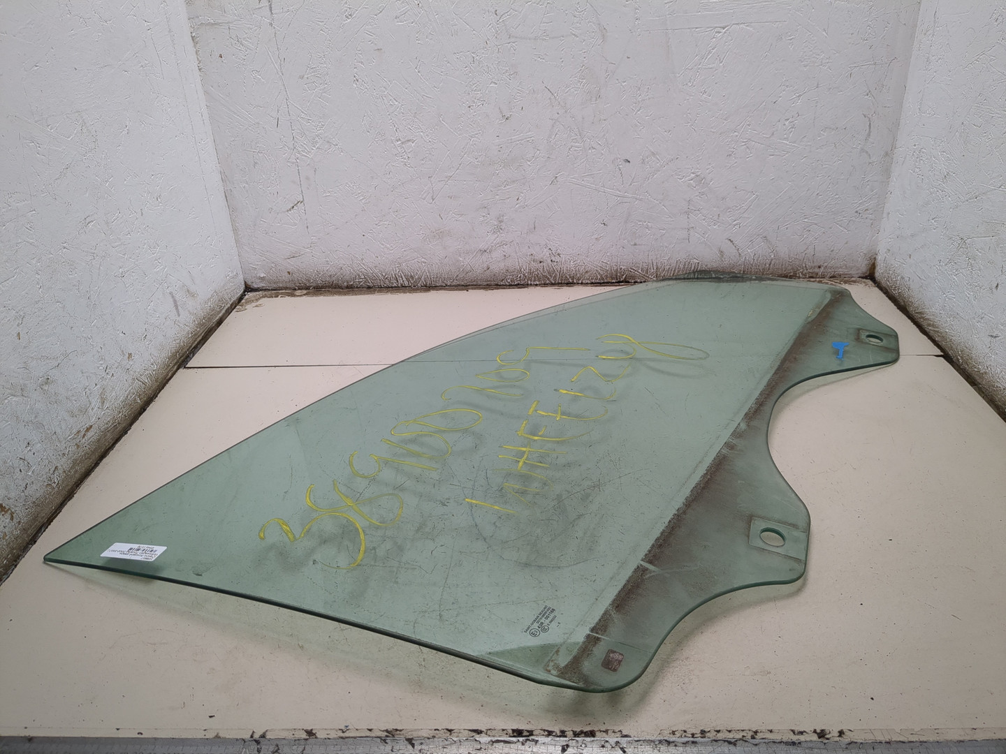 Стекло двери передней правой