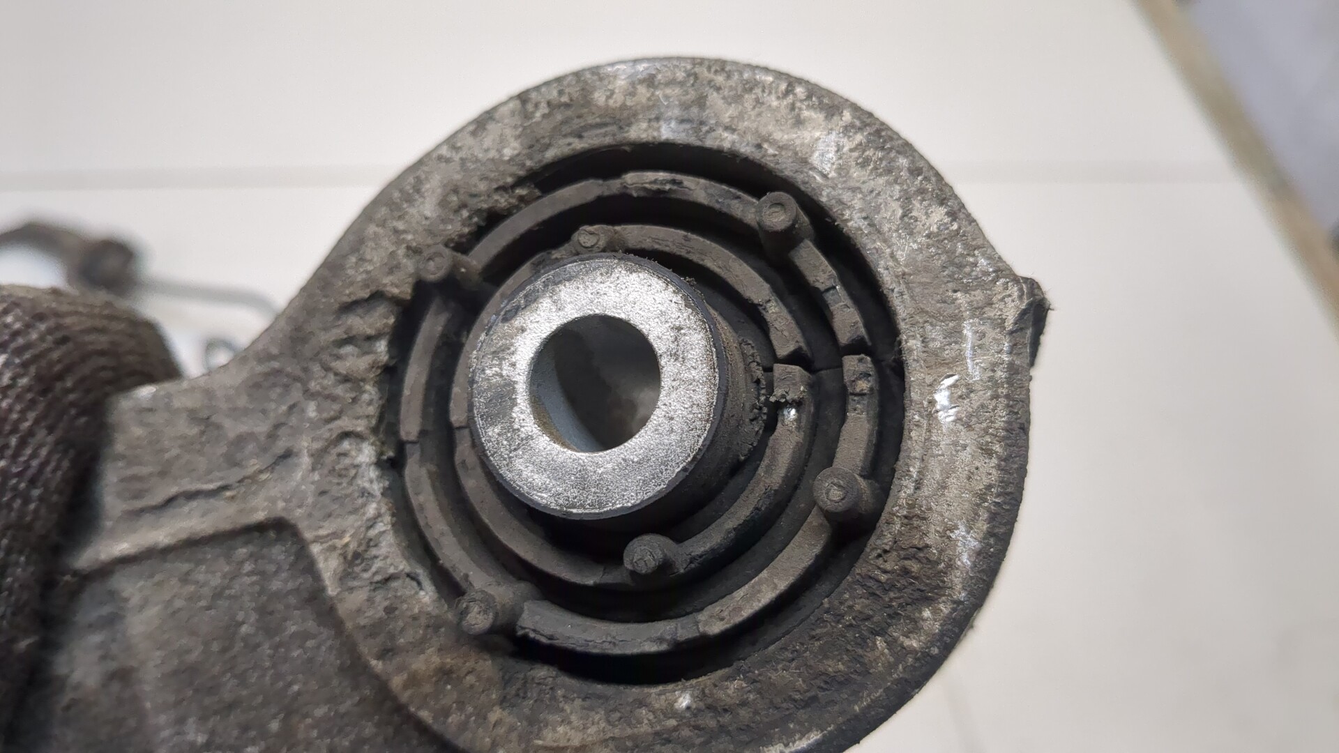 Рычаг задний левый