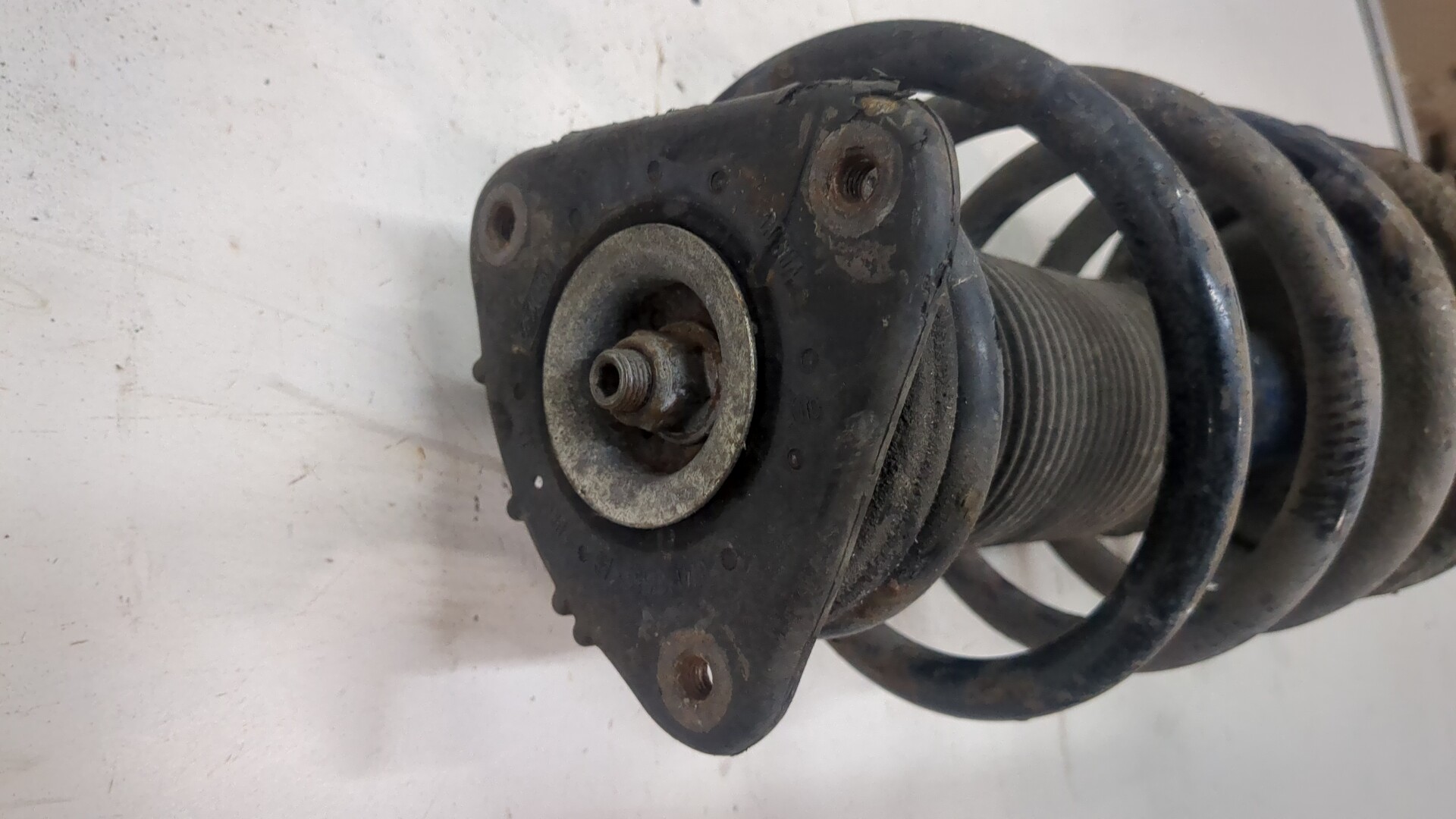 Амортизатор передний правый