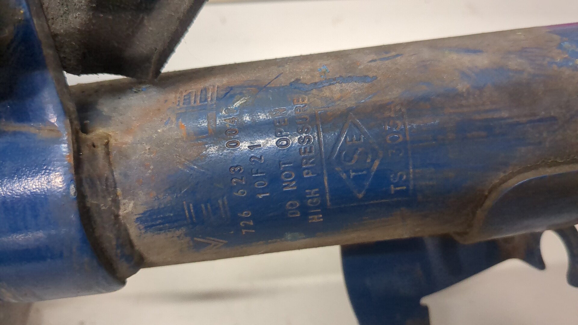 Амортизатор передний правый