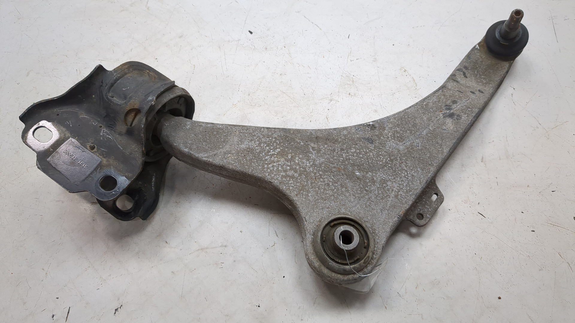 Рычаг передний левый