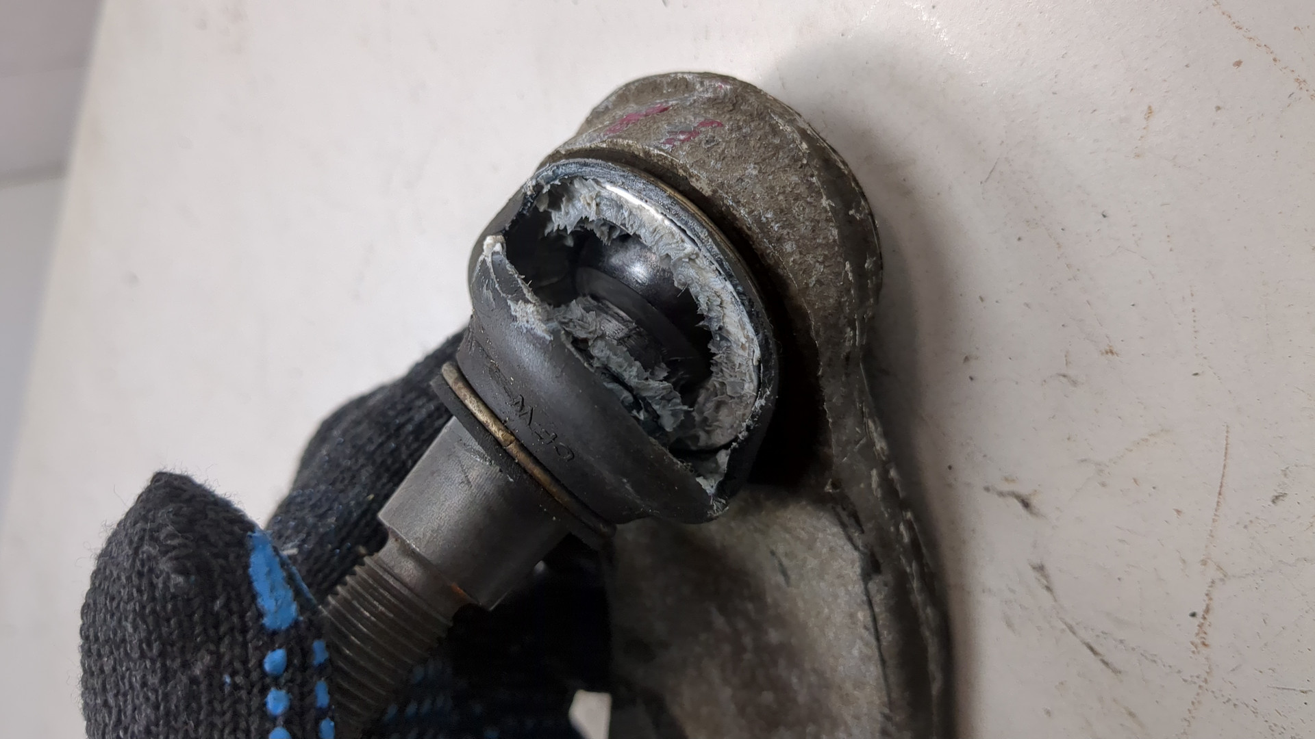 Рычаг передний левый