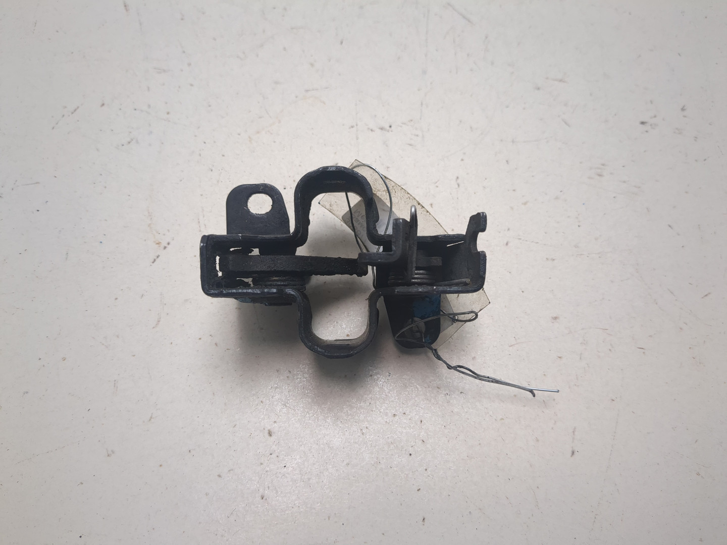 Замок капота