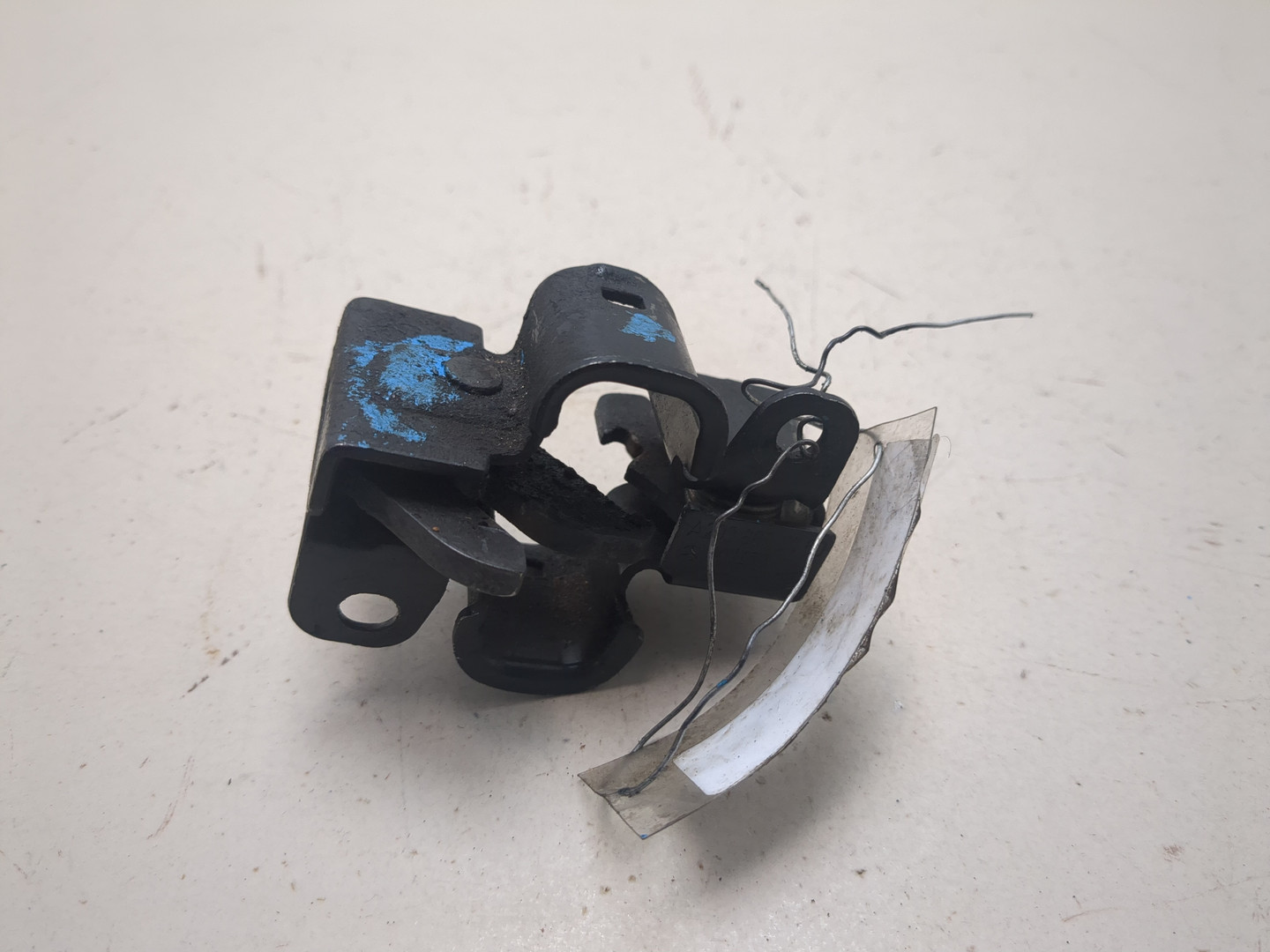 Замок капота