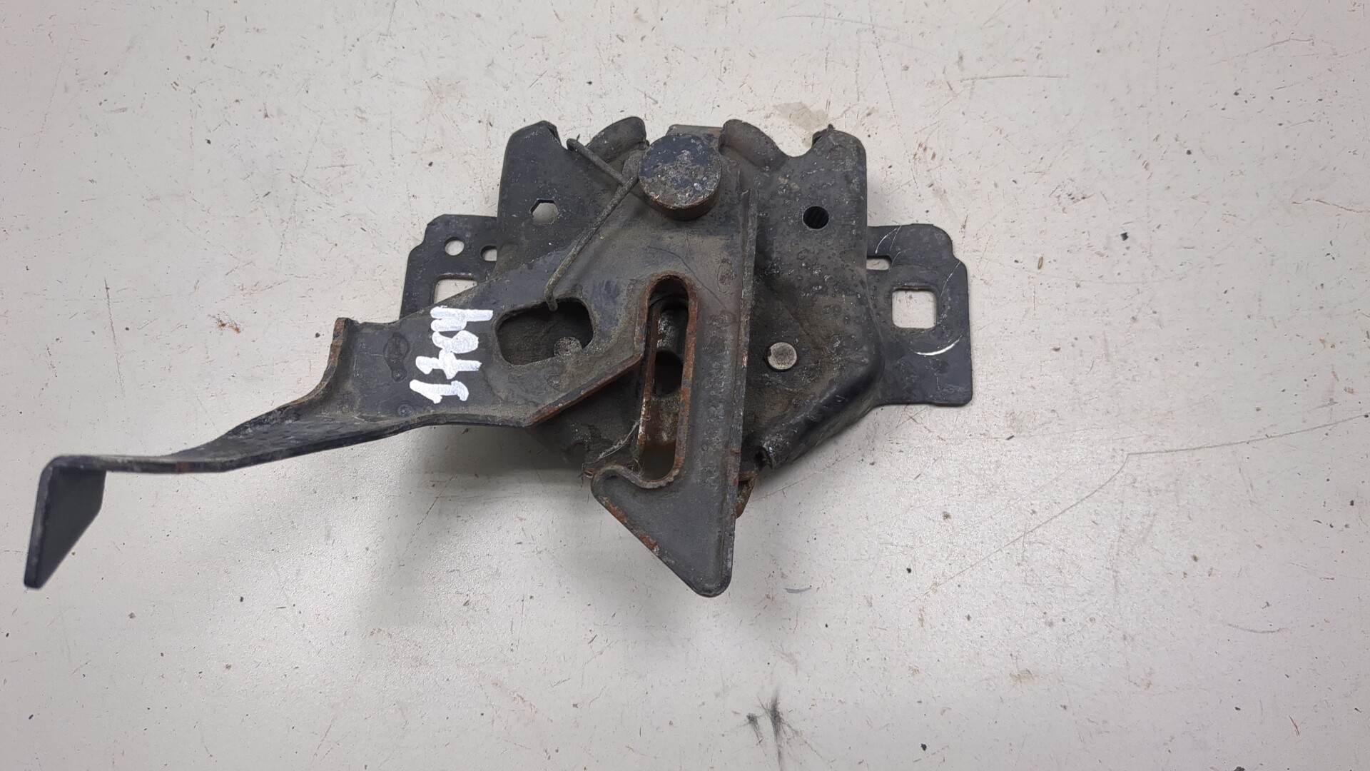 Замок капота