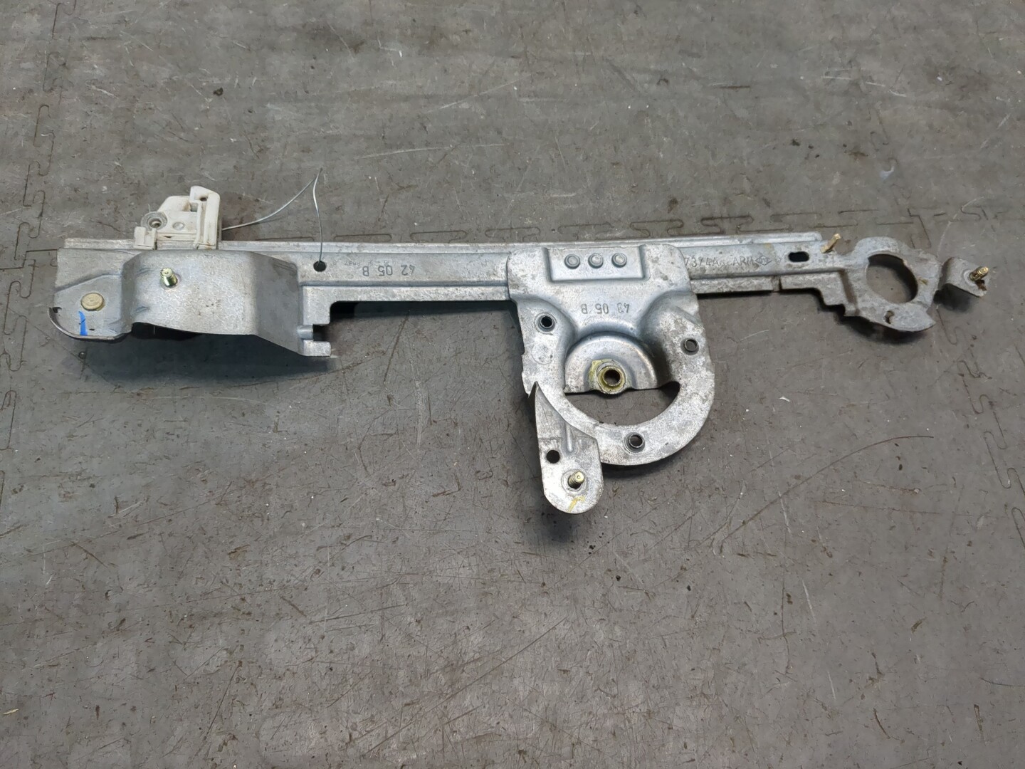 Стеклоподъемник электр. задний правый