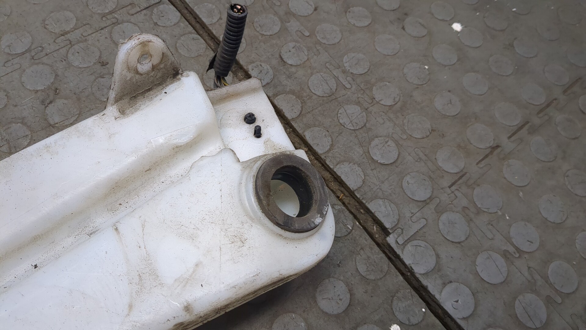 Бачок омывателя лобового стекла