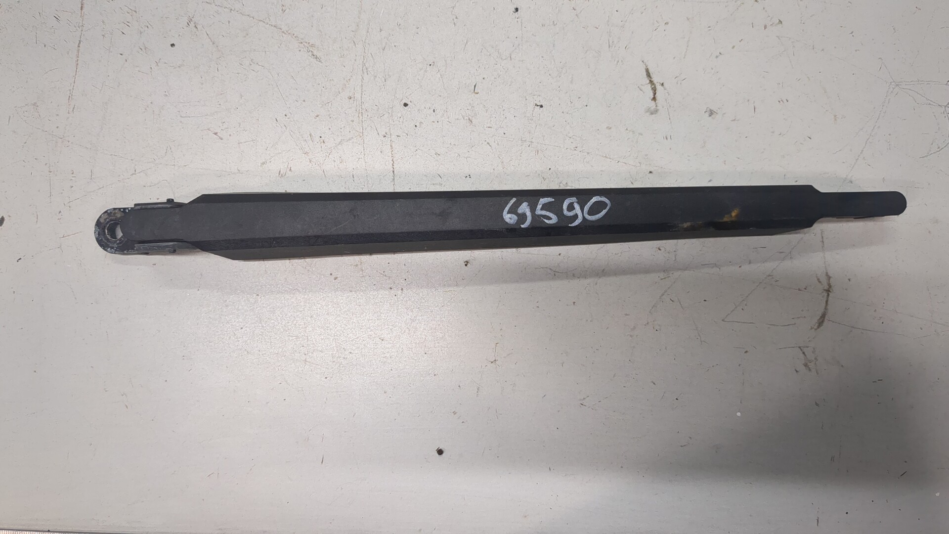 Поводок стеклоочистителя заднего