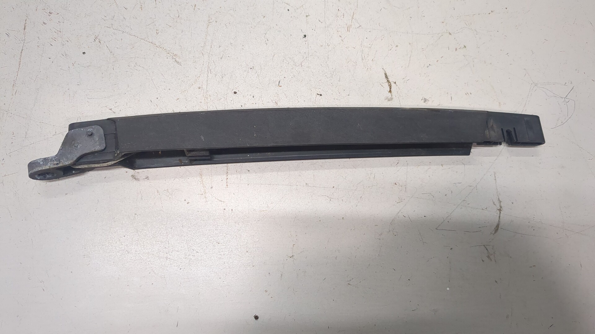 Поводок стеклоочистителя заднего