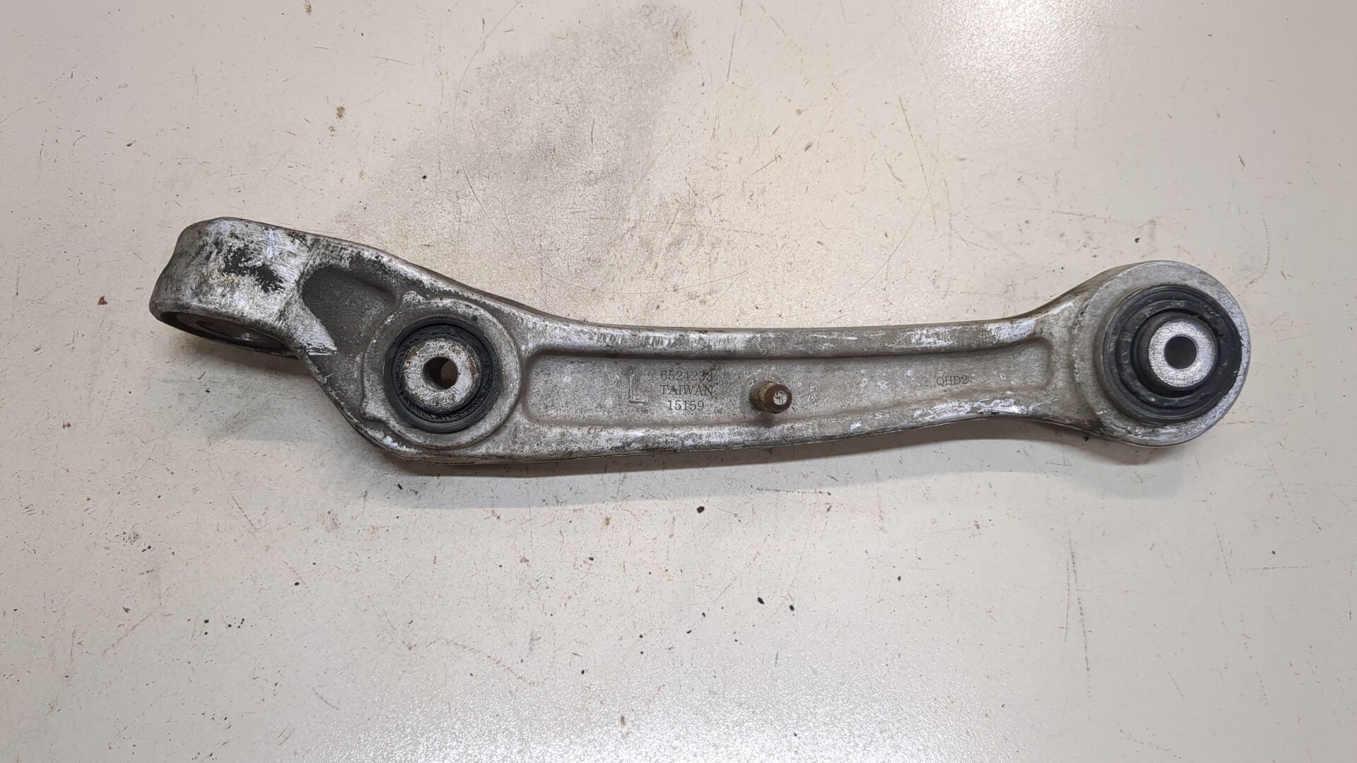 Рычаг передний левый