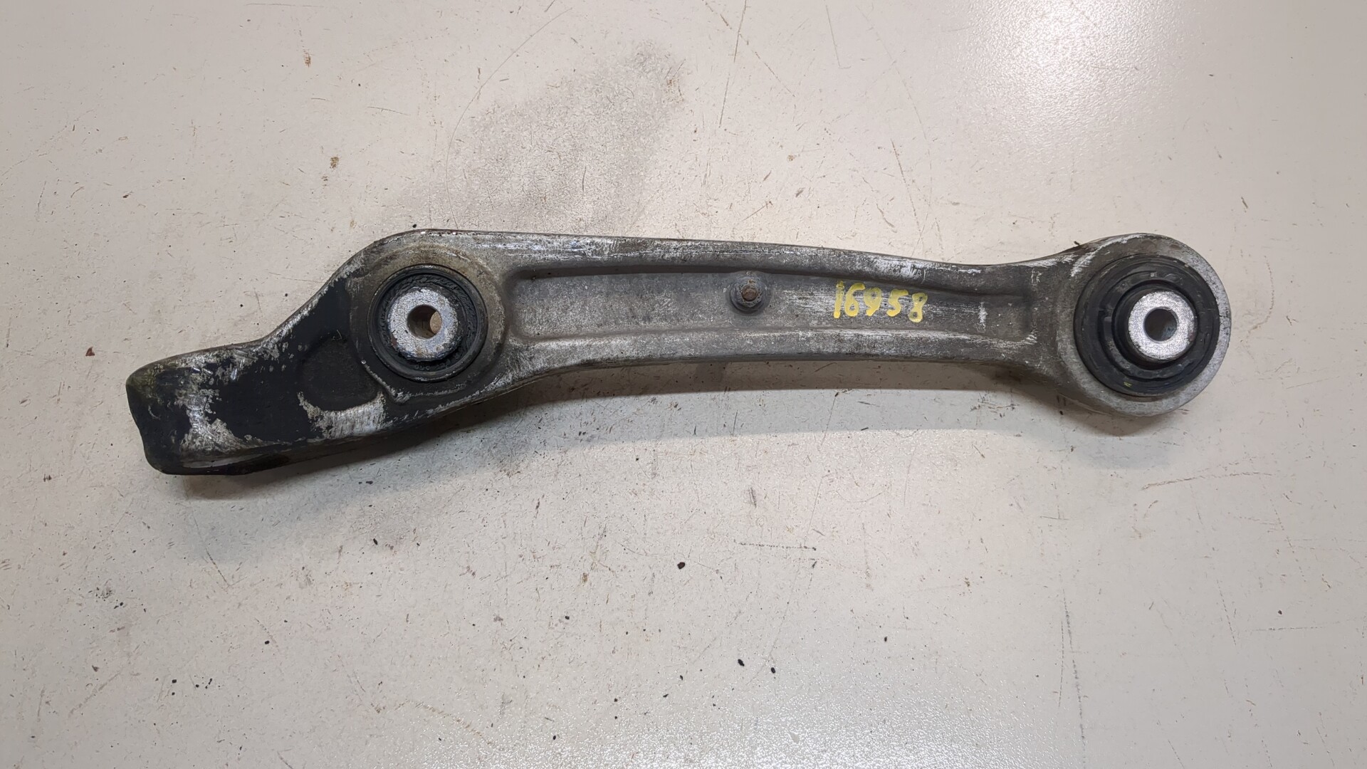 Рычаг передний левый