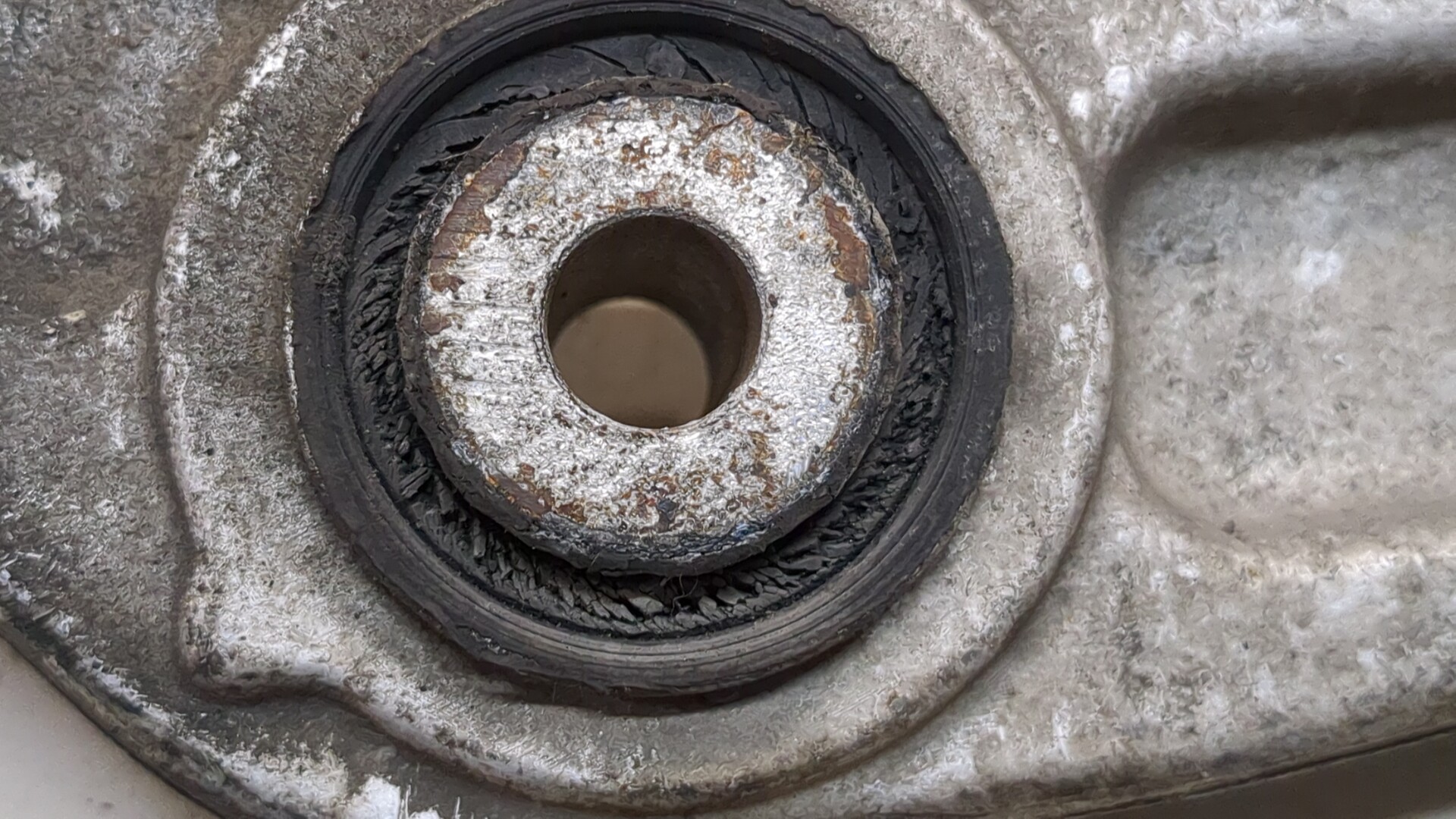 Рычаг передний левый