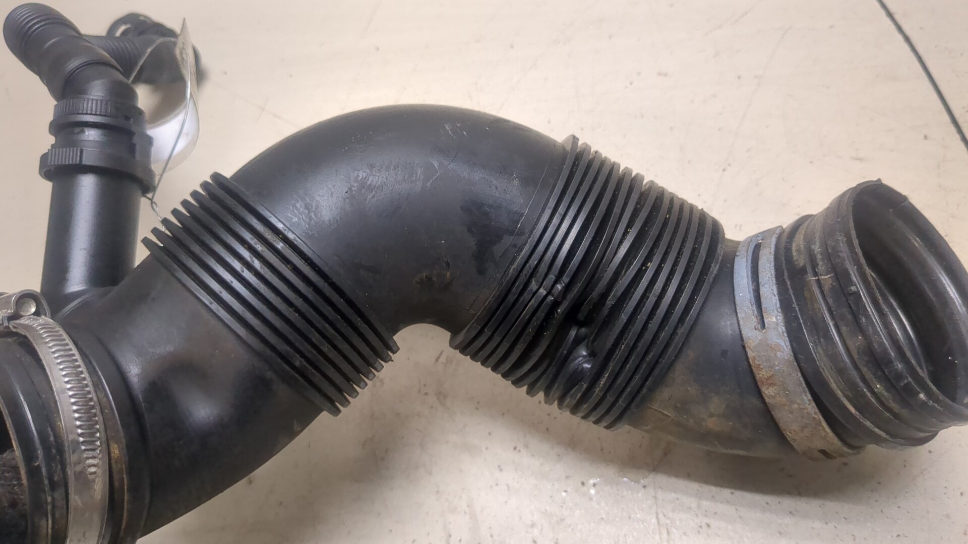 Патрубок воздушного фильтра