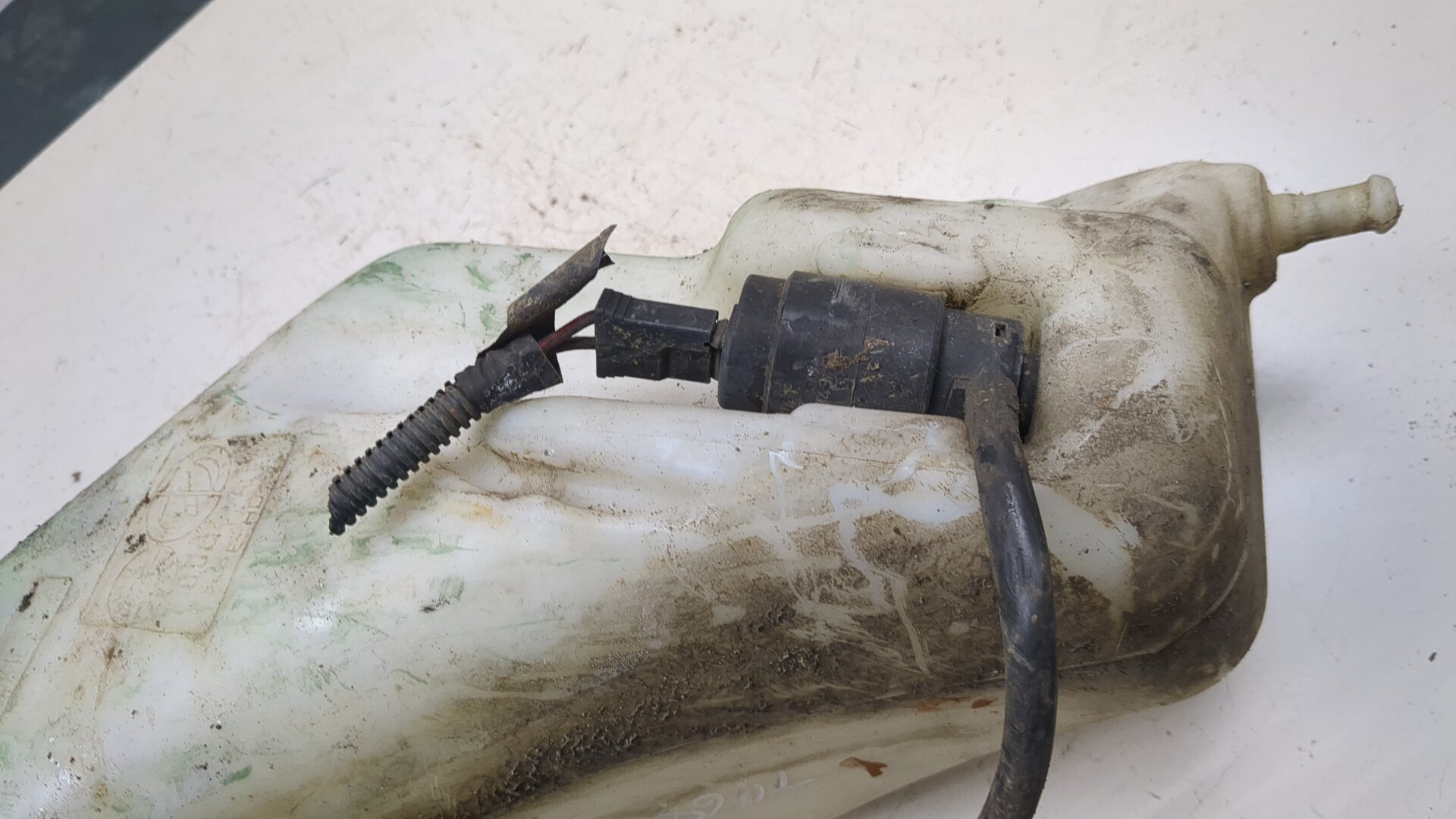 Бачок омывателя лобового стекла