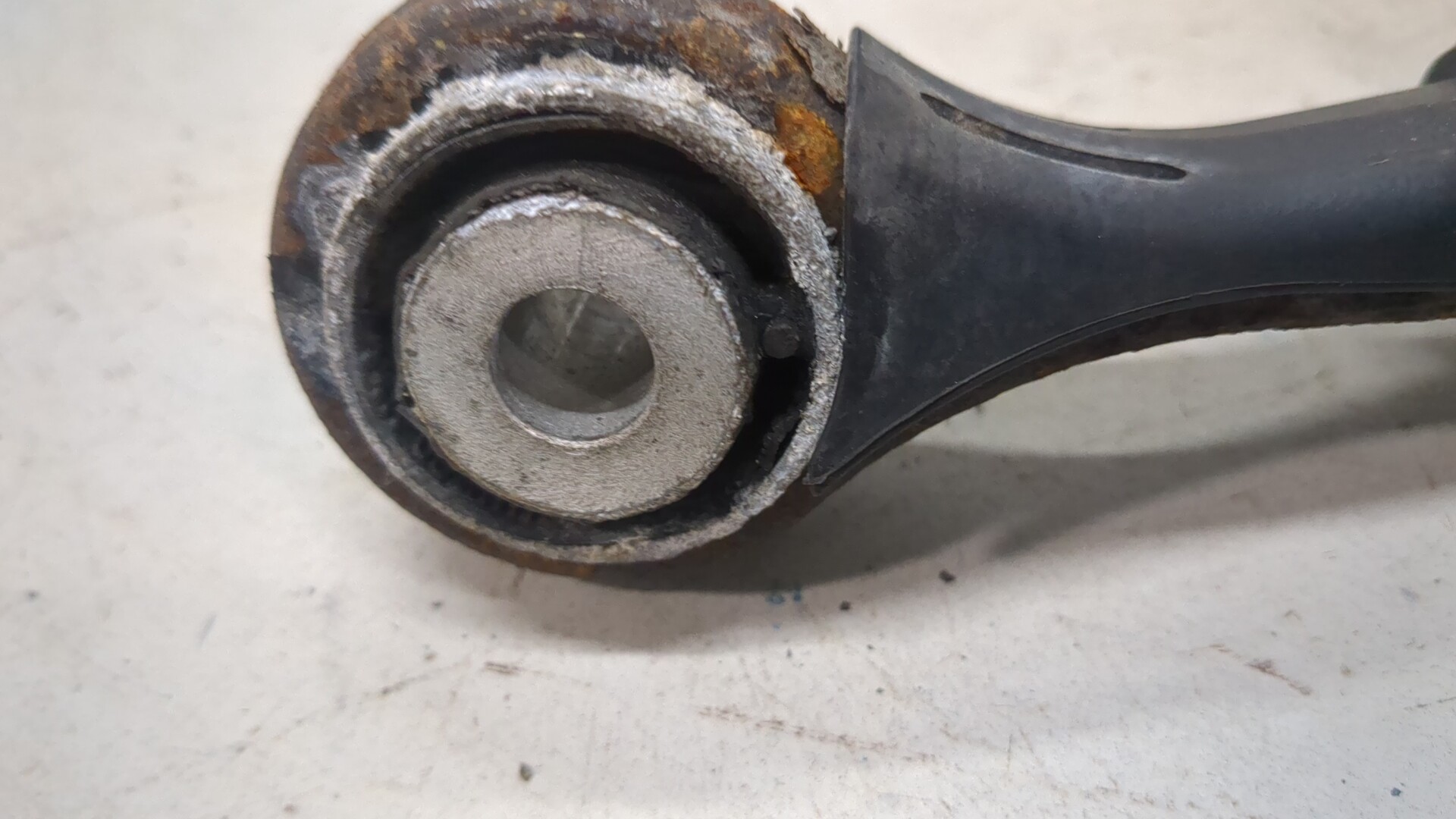 Рычаг задний левый